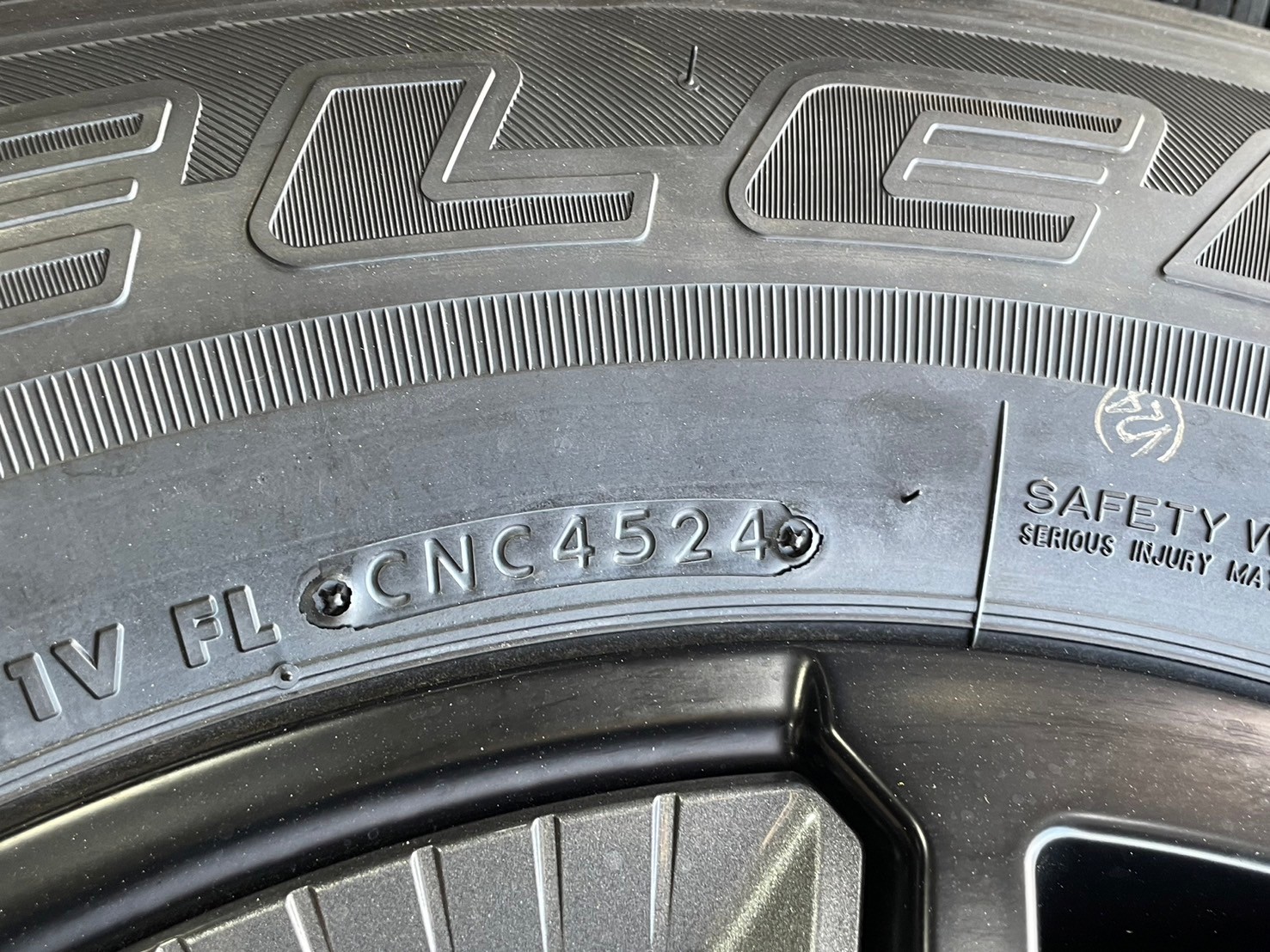 ล้อแม็กป้ายแดง FORD RANGER XLS ขอบ17 พร้อมยาง BRIDGESTONE 255/70R17 ยางปลายปี24 ล้อถอดจากศูนย์ยังไม่ลงพื้น ราคาพิเศษเพียงชุดละ18900บาท