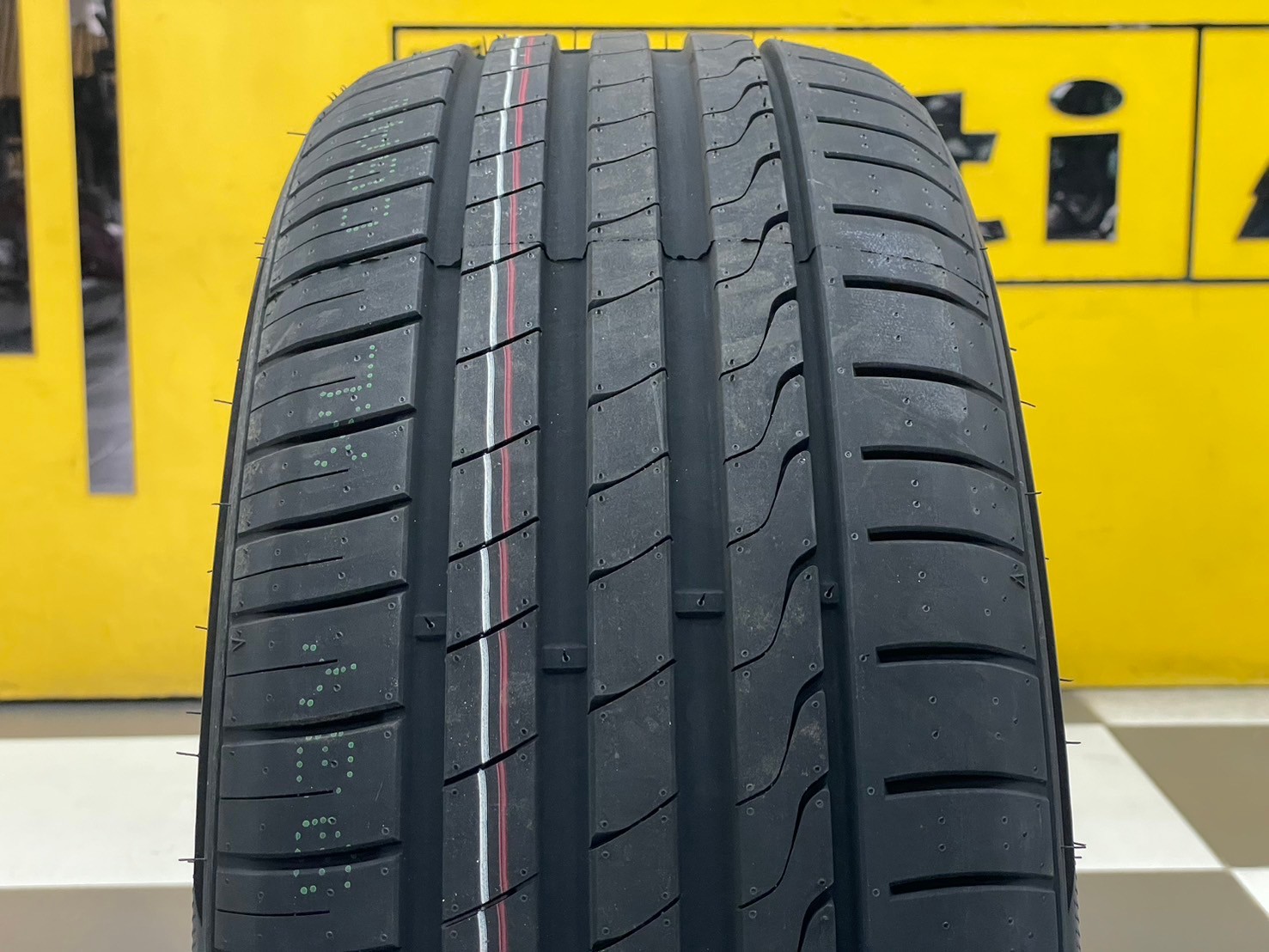 ยาง MINERVA F205 225/40R19 ยางสปอร์ตคุณภาพดี สมรรถนะการขับขี่สูงนุ่มเงียบ ยางใหม่2024
