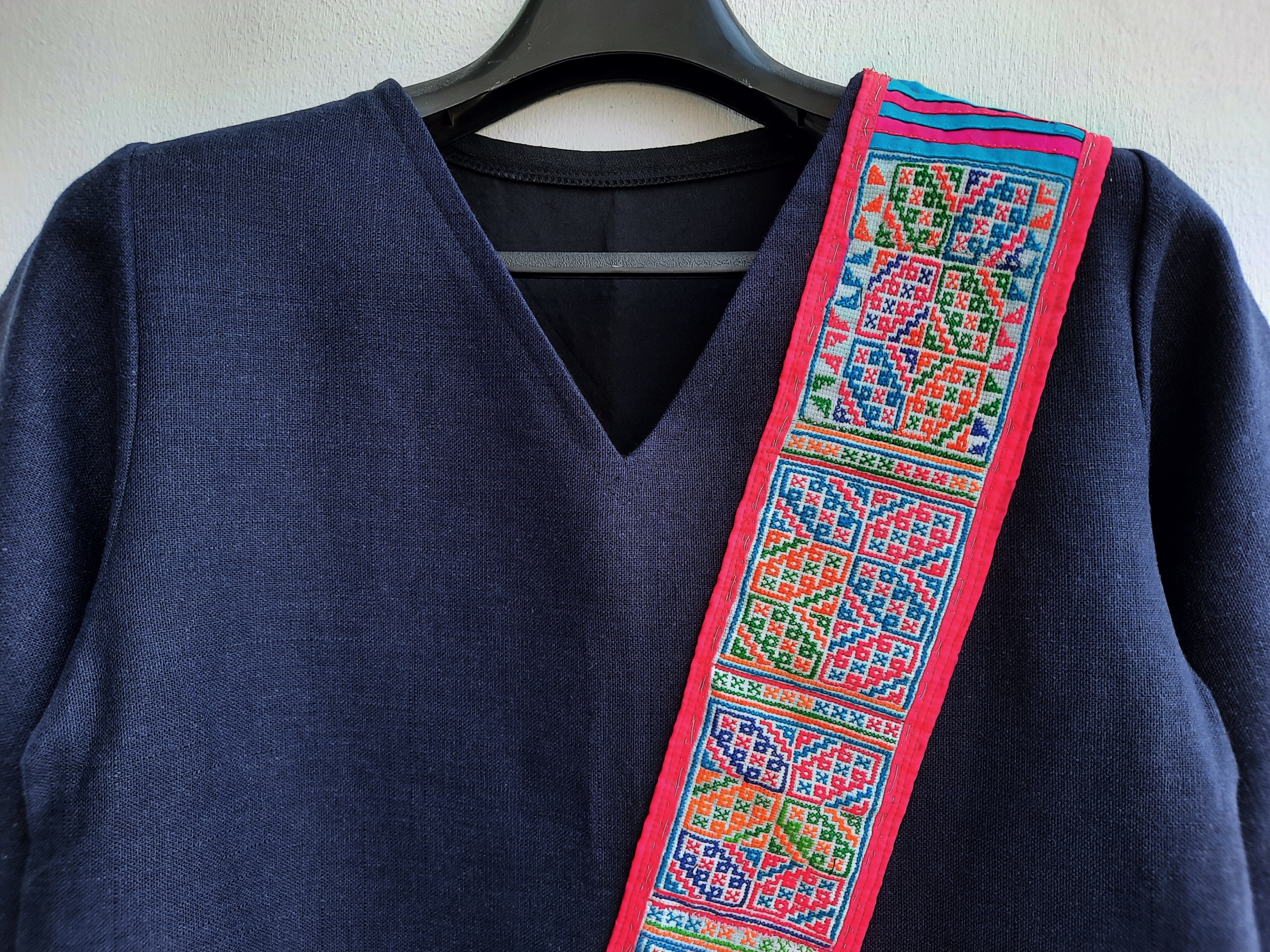 เสื้อกัญชงสีกรม แต่งผ้าปักมือชาวเขา