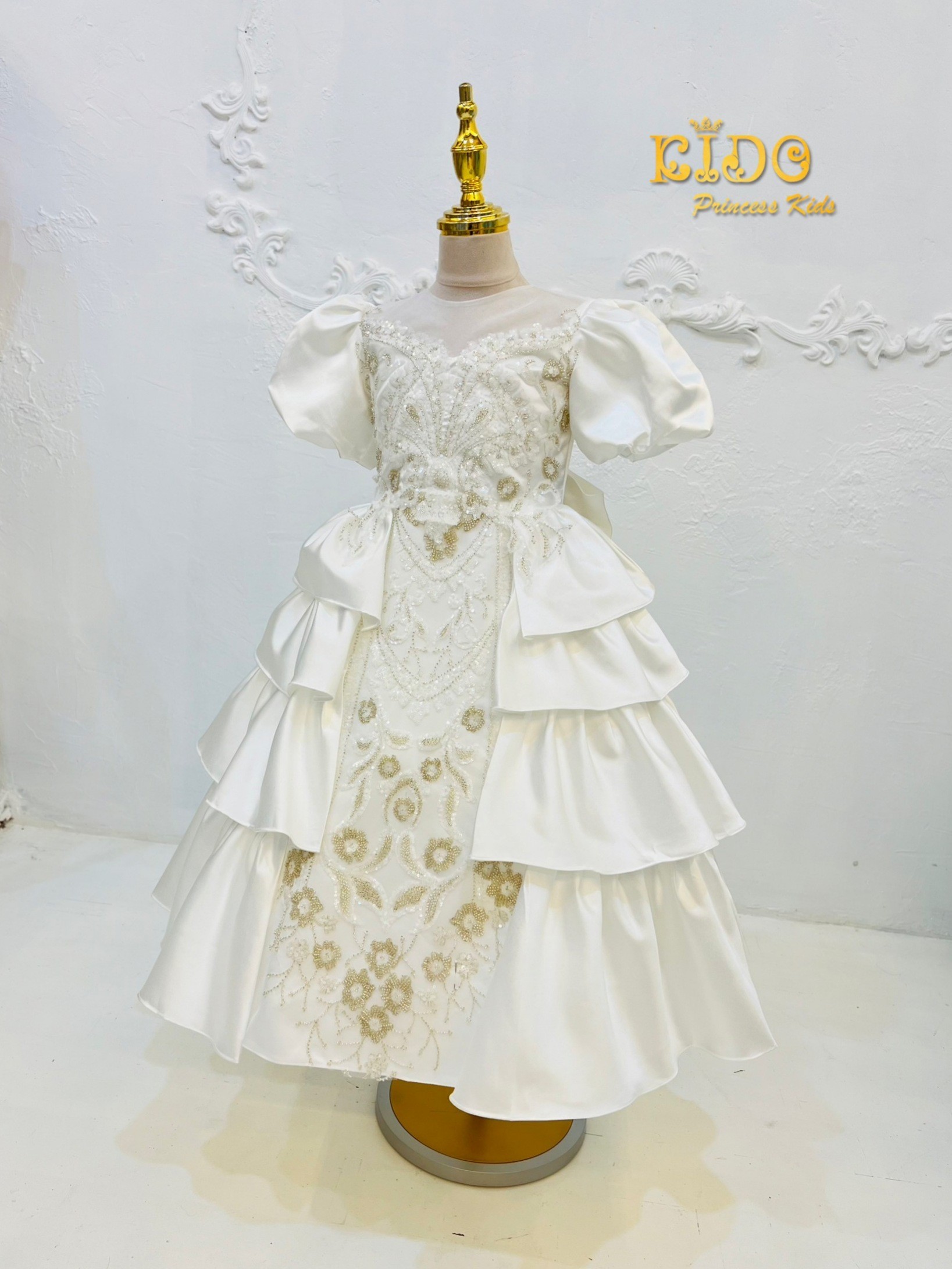 ชุดราตรีเด็ก(หน้าร้านอยู่รัชดา ลองได้ถ่ายรูปจากชุดจริง)W18725.สีขาว ประดับด้วยกลิตเตอร์และมุก ติดโบว์ด้านหลังและระบายชั้นๆรอบตัว สวยหรูสุดๆ
