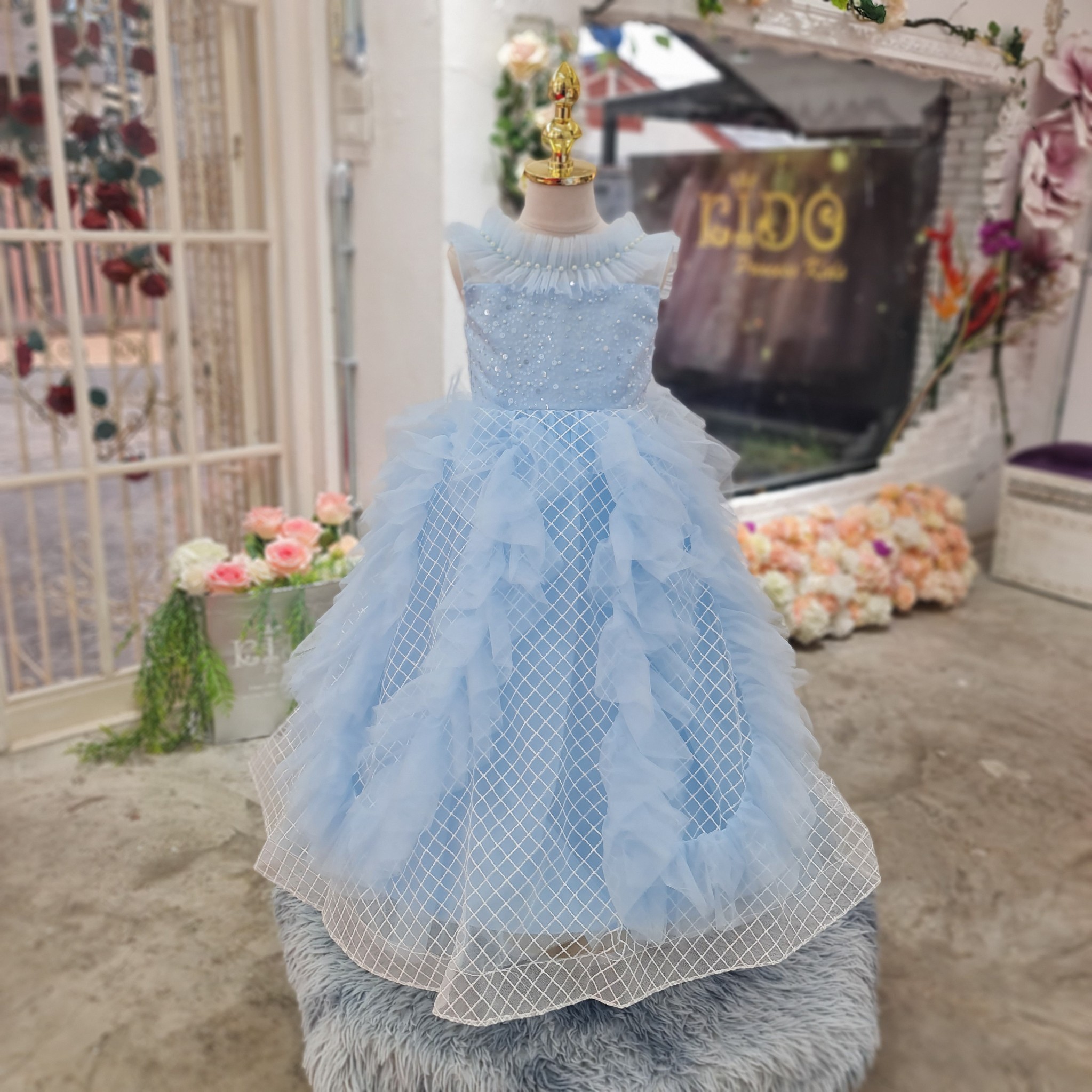 ชุดราตรีเด็ก(หน้าร้านอยู่รัชดา ลองได้ถ่ายรูปจากชุดจริง)W18779สีฟ้า ตัวเสื้อประดับด้วยกลิตเตอร์และมุก กระโปรงยาวฟู น่ารัก