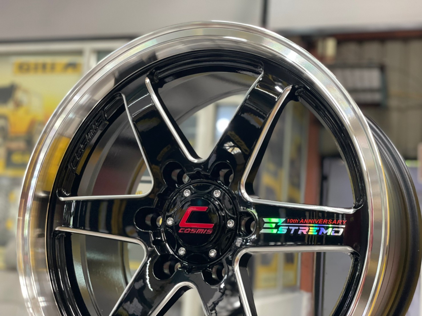 ล้อแม็กซ์ขอบ18COSMIS ESTREMO กว้าง9 ออฟ35 6รู139.7 สีดำขอบเงา