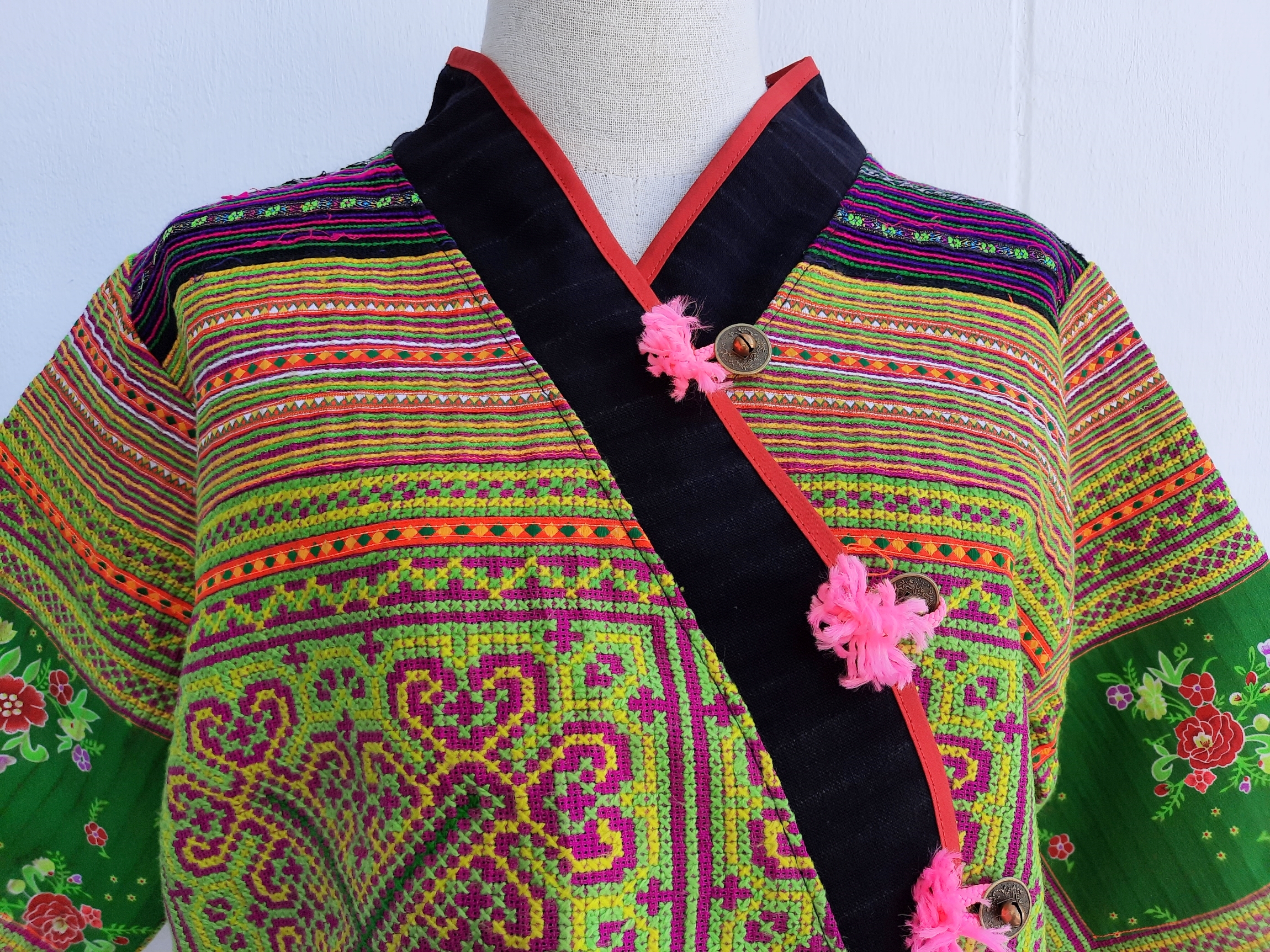 เสื้อเจ้านางผ้าปักมือ ลายสวย