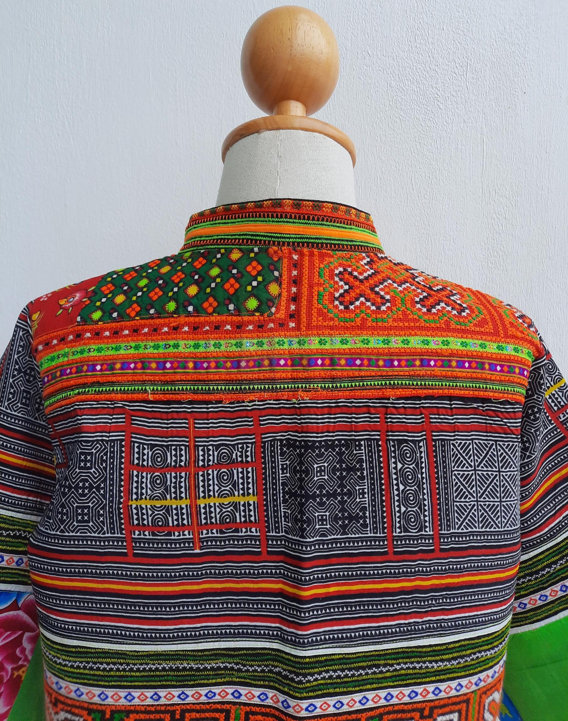 เสื้อคลุมผ้าม้ง ลายโบราณ สีสวยสด