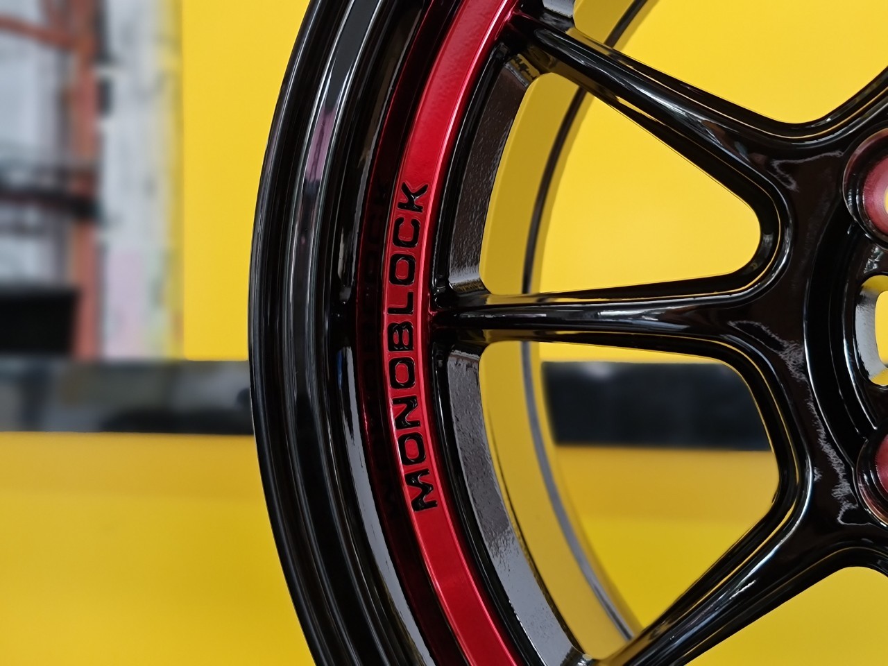 ล้อแม็กขอบ15 Cosmis VR-3 ขอบ15กว้าง7 ออฟ+32 4รู100 สีดำขอบกลึงแดง