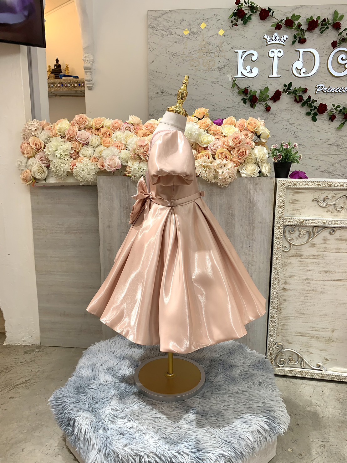 ชุดราตรีเด็ก(หน้าร้านอยู่รัชดา ลองได้ถ่ายรูปจากชุดจริง)B272 สีชมพู กระโปรงสั้น แขนตุ๊กตา ประดับคลิสตัลล้อมคอ น่ารักๆ