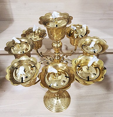 ตะเกียงน้ำมัน 9 ช่อ ตะเกียงจุดน้ำมันทองเหลืองตอกลาย สูง 14 นิ้ว