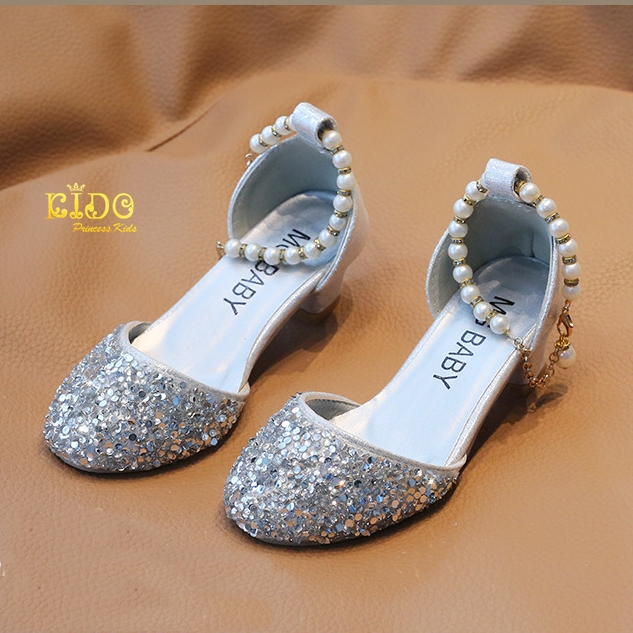 รองเท้าเด็ก(หน้าร้านอยู่รัชดา ลองได้)H122 สีเงิน สายรัดข้อเท้าทำด้วยมุก