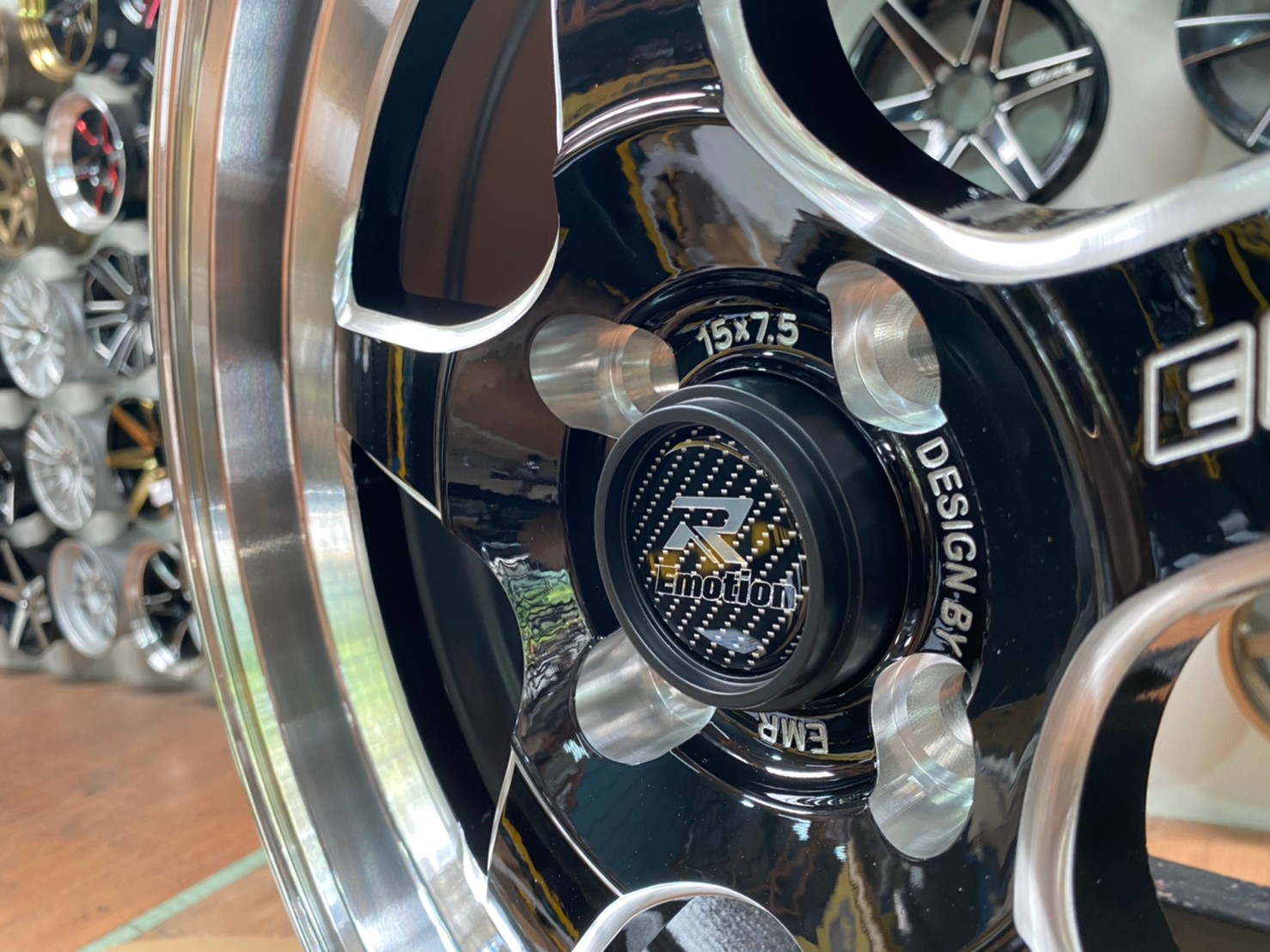 ล้อแม็กซ์ Emotion-R รุ่นW1R ล้อขอบ15 กว้าง7.5 ออฟ35 4รู100 สีดำขอบเงา(BMSP)
