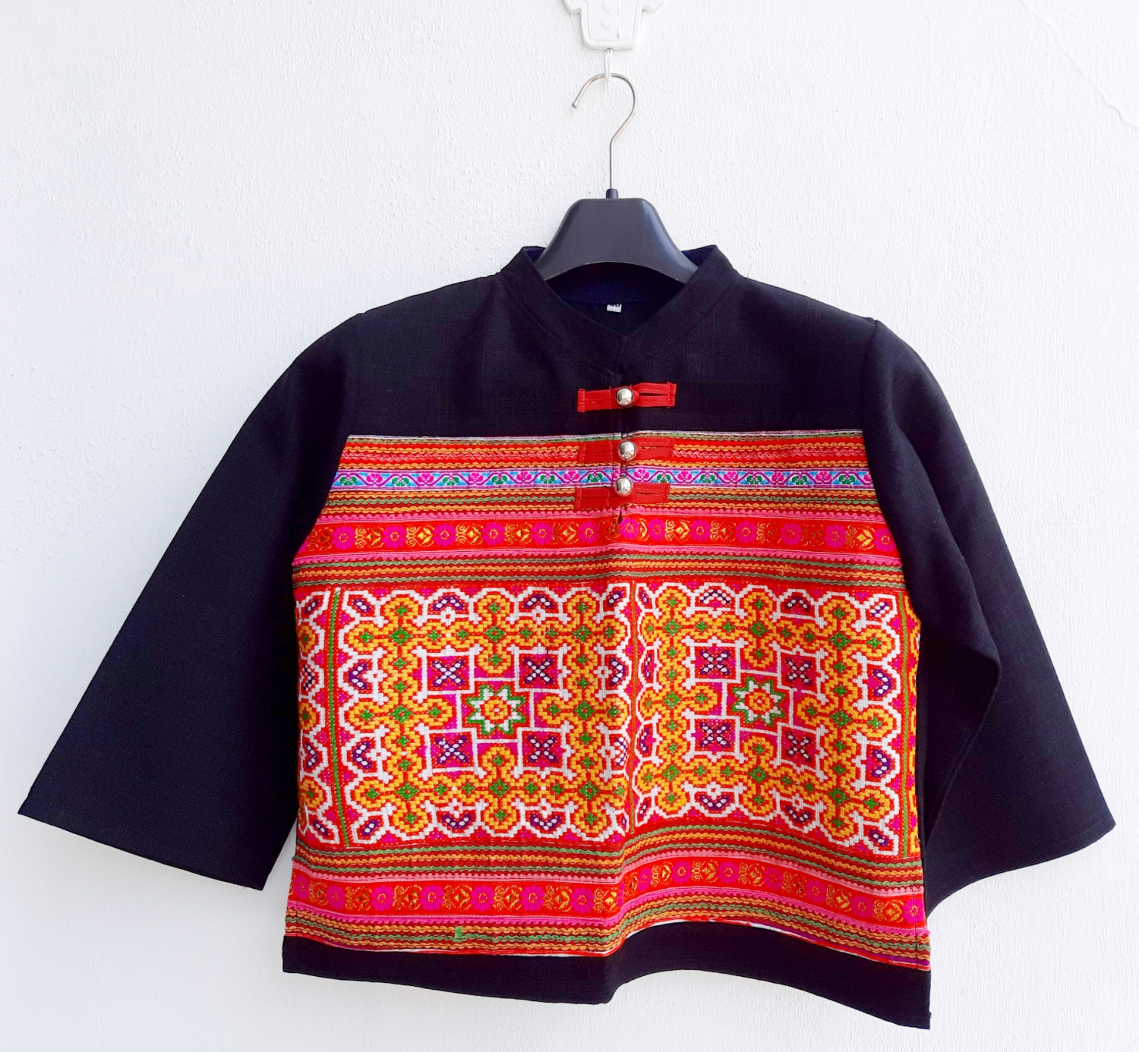 เสื้อแใยกัญชงสีดำ แต่งผ้าปักมือ
