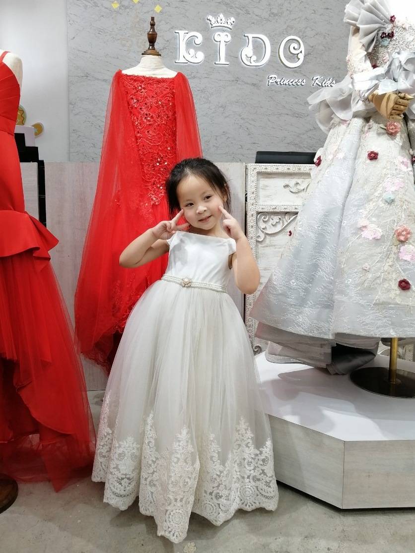 ชุดราตรีเด็ก(หน้าร้านอยู่รัชดา ลองได้ถ่ายรูปจากชุดจริง)F0100สีขาว ทรงยาว เปิดไหล่ ประดับมุกที่เอว ชายกระโปรงปักลูกไม้