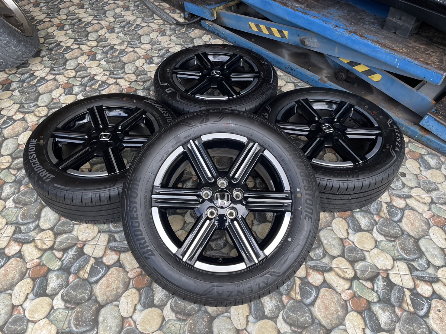 ล้อแม็กป้ายแดง HONDA HR-V ตัวท็อป รุ่นใหม่ล่าสุด ขอบ 17 ดำหน้าเงา สวยกริ๊บ พร้อมยาง #Bridgestone Alenza H/L33 215/50R17 ยางปี2024