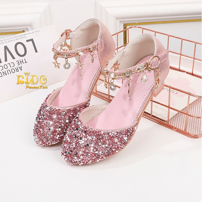รองเท้าเด็ก(หน้าร้านอยู่รัชดา ลองได้)H100สีชมพู เพชรระยิบระยับ เปิดข้าง ประดับห้อยโซ่รูปดาวตรงสายรัดรองเท้า สวยสุดเก๋
