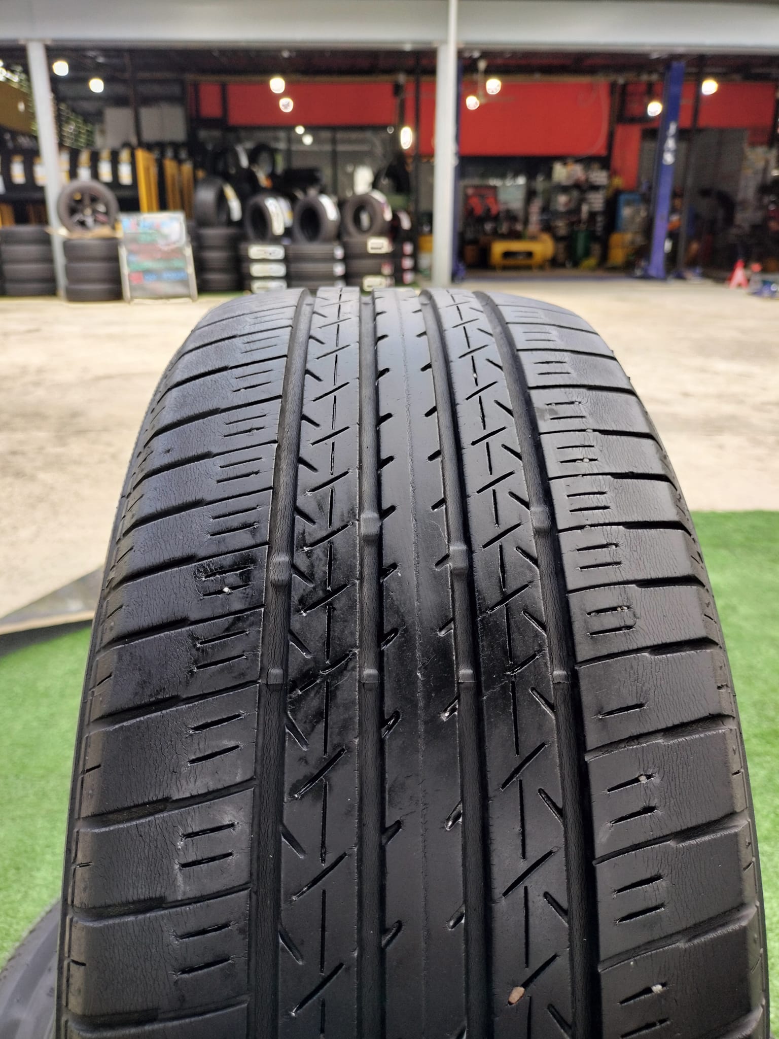 ยางมือ2 สภาพดี ขอบ16" ยางยี่ห้อ BRIDGESTONE ER33 195/50R16 ปี18