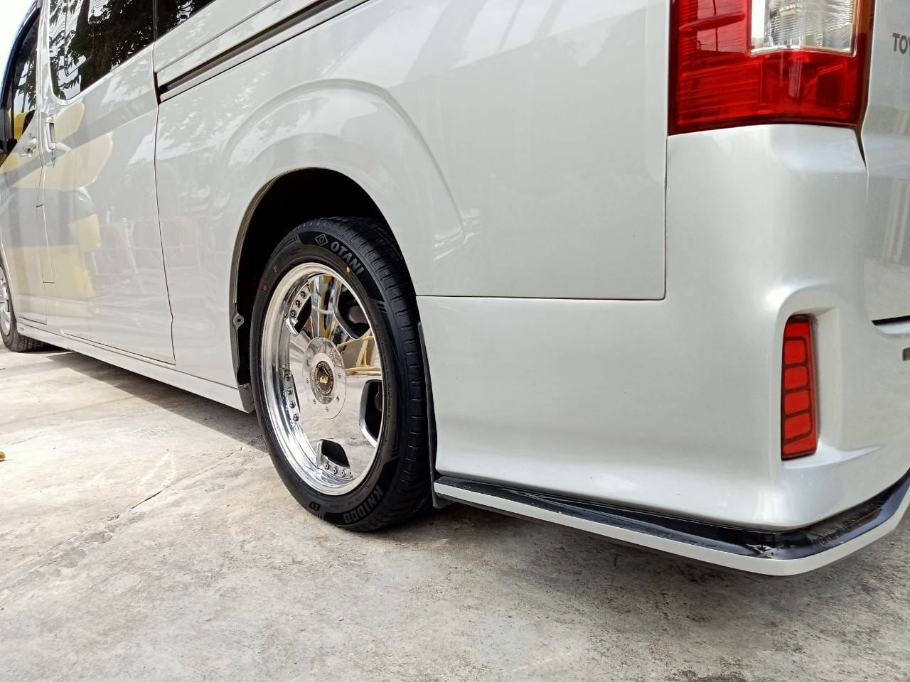 🚘 #TOYOTA_COMMUTER เปลี่ยนยาง #ยางเทคโนโลยีโฟมซับเสียงซับเสียงนุ่มเงียบ 🛞 ￼#OTANI #KN1000 235/50R19