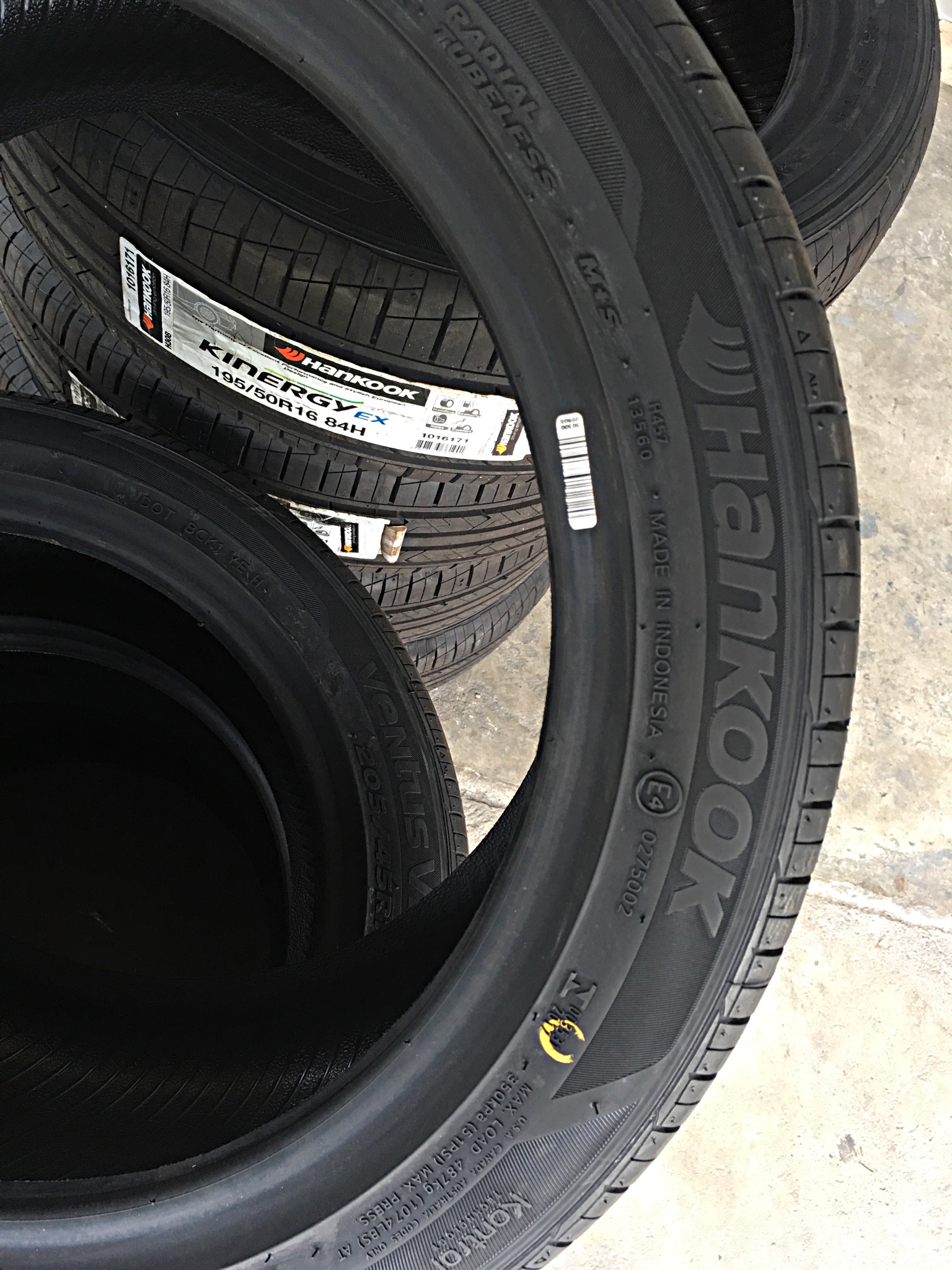 Hankook 205-45-R16 Ventus V12 Evo2 ยางปี17 ราคาเส้นละ 2,350 บาท ยางสัญชาติเกาหลี เกรดพรีเมียม ลายดอกเน้นนุ่มเงียบ และยึดเกาะถนนดีเยี่ยม ยางรับประกันถึง2ปี ต่างจังหวัดจัดส่งสินค้าฟรีทั่วประเทศ