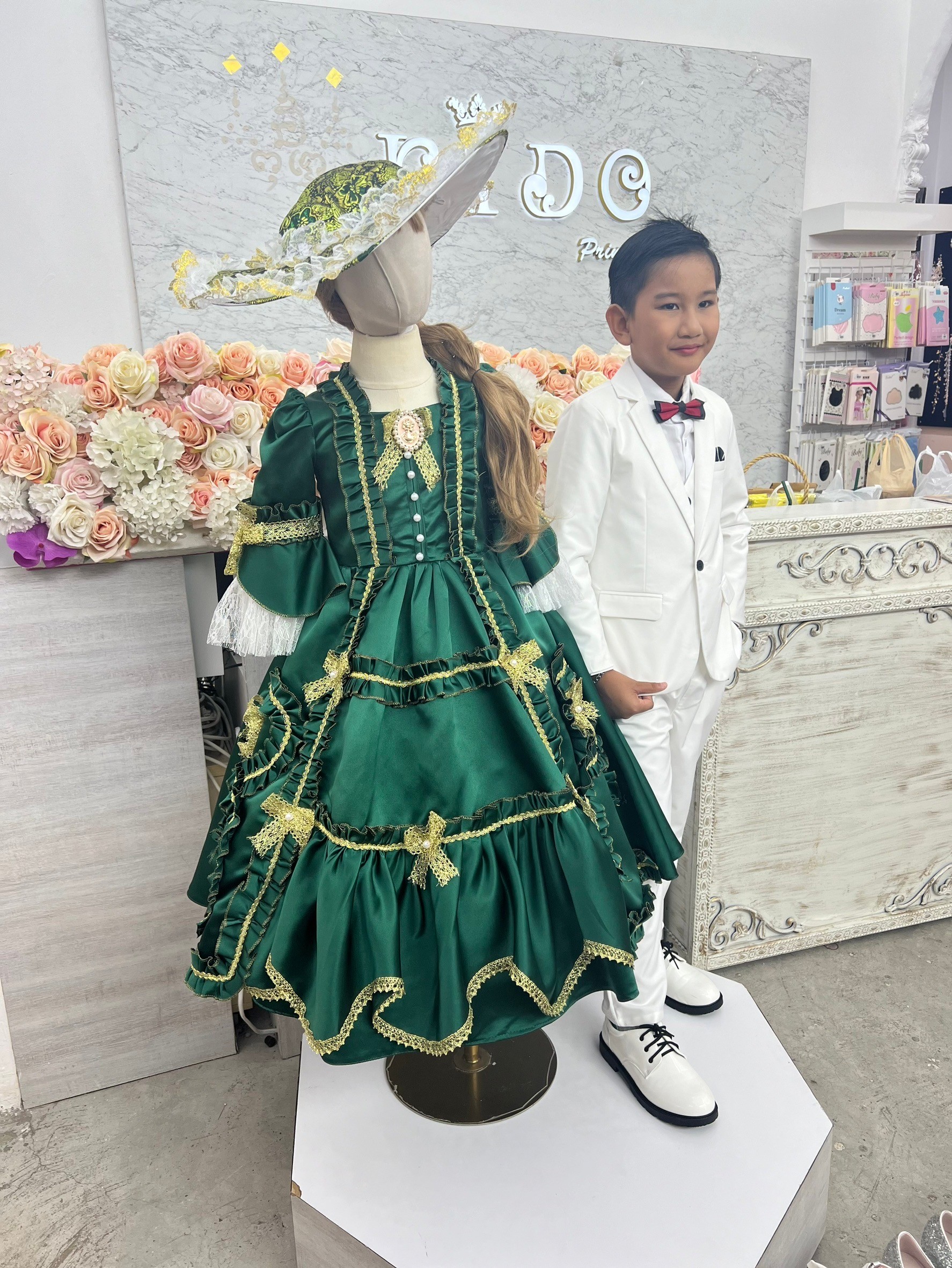 ชุดเดินแบบเด็ก(ร้านอยู่รัชดา ลองได้ถ่ายรูปจากชุดจริง)W18892 สีเขียว ยุควิคตอเรีย กระโปรงยาว