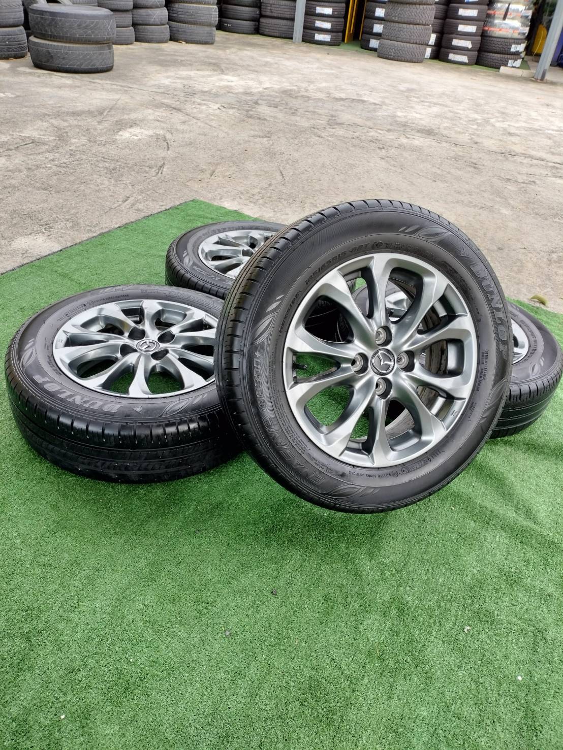 ล้อแม็กซ์เดิม MAZDASล้อเดิมขอบ15" ขนาดล้อ 5" 1/2 ขนาดรูน็อต 4×100 พร้อมยางมือสอง ยี่ห้อ DUNLOP 185/65R15