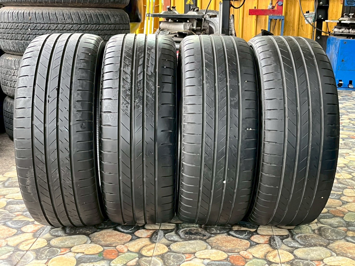 ยางมือสองBRIDGESTONE Alenza001 225/50R18 ยางปี23 สภาพสวยพร้อมใช้งาน