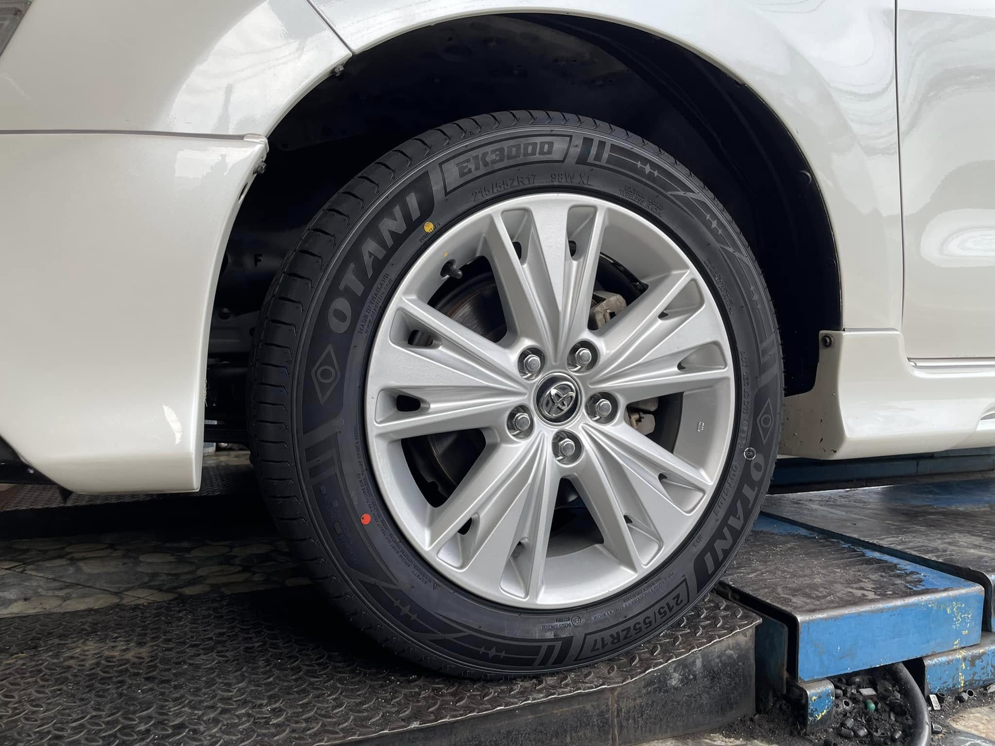 🚘 #TOYOTA_INNOVA🛞#เปลี่ยนยาง #OTANI #EK3000 215/55R17