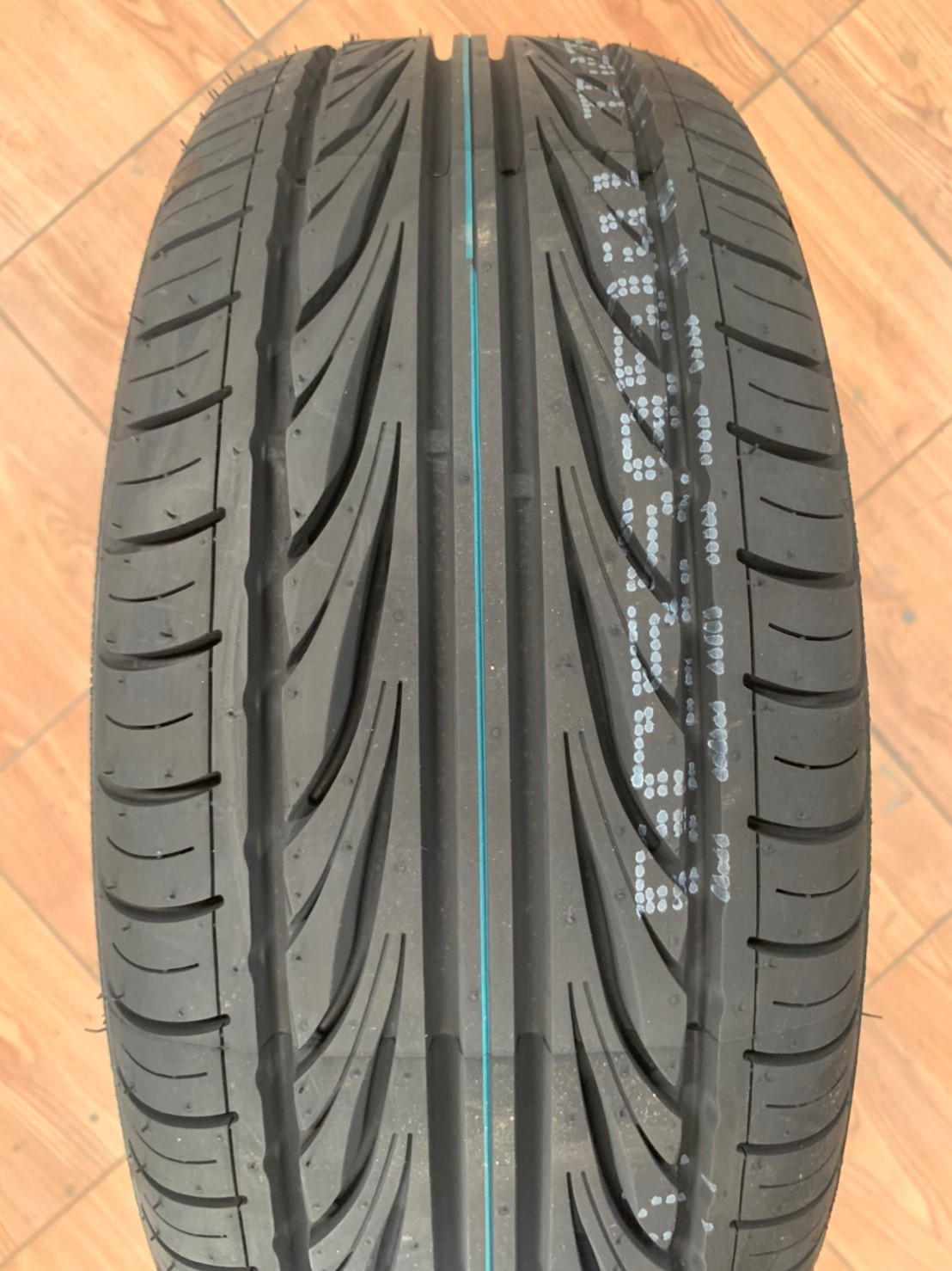 195/55R15 Deestone R702 ยางใหม่ปี2020 ยางลายสปอร์ต ยางไทยคุณภาพดี ติดตั้งฟรี