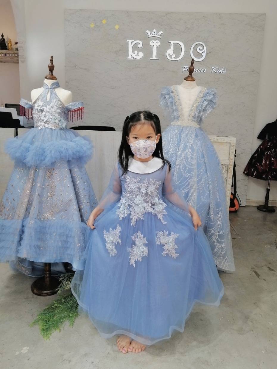 ชุดราตรีเด็ก(หน้าร้านอยู่รัชดา ลองได้ถ่ายรูปจากชุดจริง)W18176 สีฟ้ากระโปรงสั้น มีแขนยาวเนื้อผ้าซีทรูปลายแขนเป็นระบาย ตกแต่งด้วยดอกไม้สวยงาม