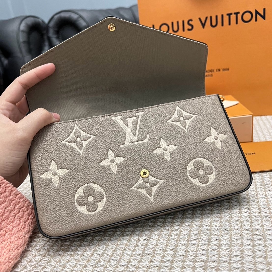 LV Felicie Pochette สีเบจ