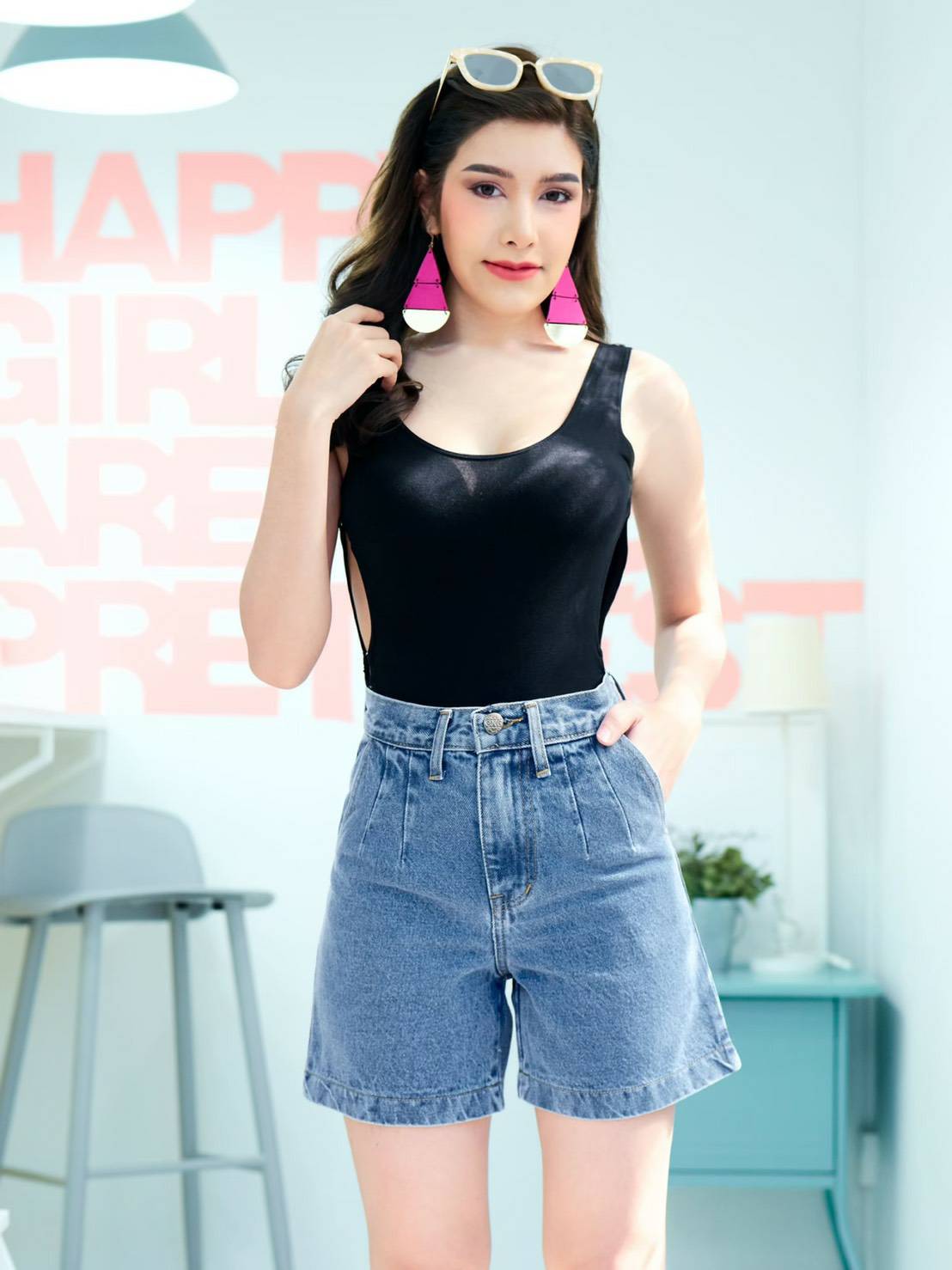 กางเกงยีนส์ขาสั้นเอวสูง แต่จีบหน้าให้ดูมีเอว สวยมาก ขากว้างใส่สบาย เก็บพุงอย่างเนียน สาว ๆ ใส่แล้วทรงสวย น่ารัก