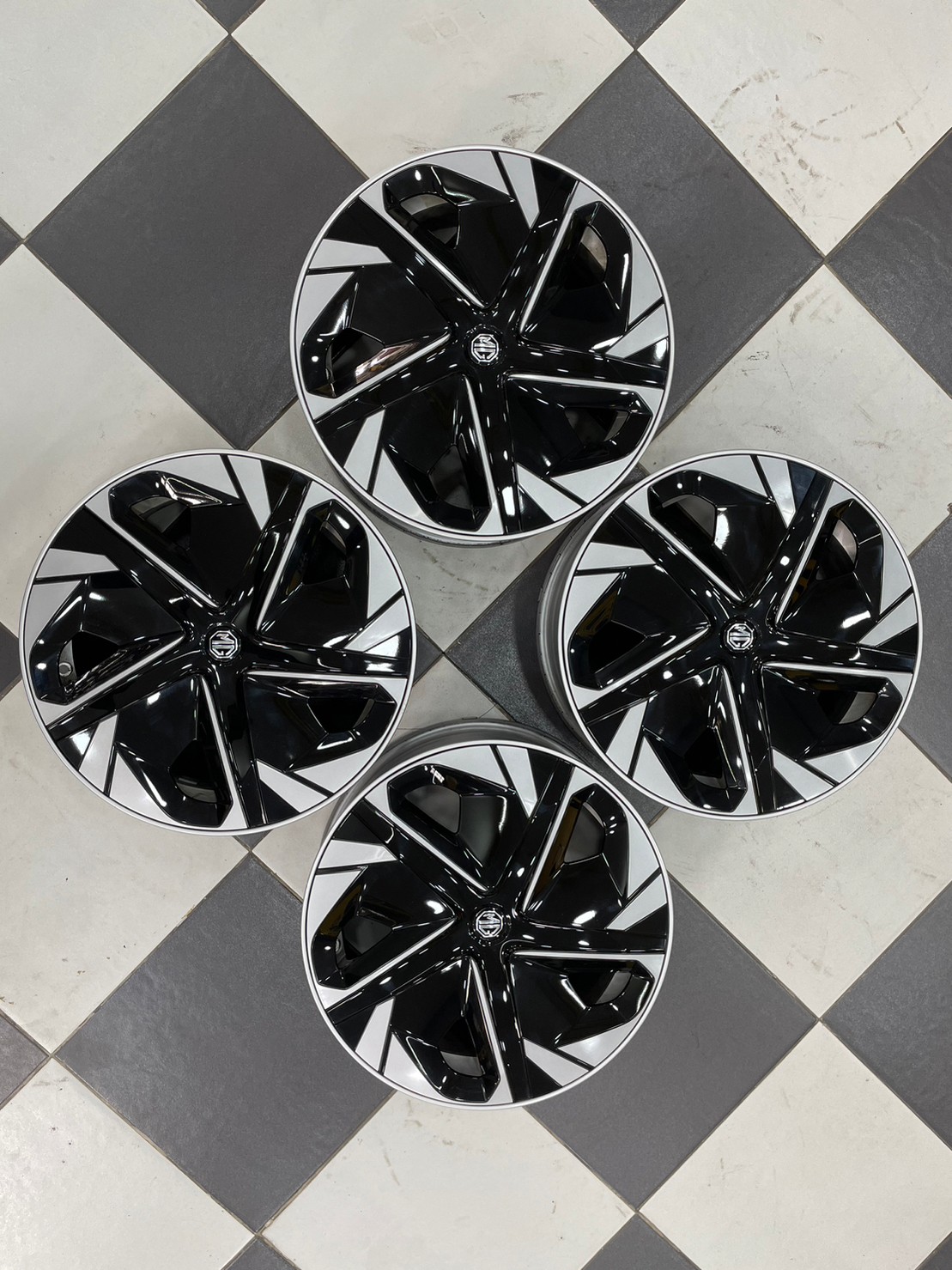 ล้อแม็กป้ายแดงติดรถไฟฟ้า MG4 สีซิลเวอร์พร้อมฝาตบสีดำเงาสวยๆ (4วง)