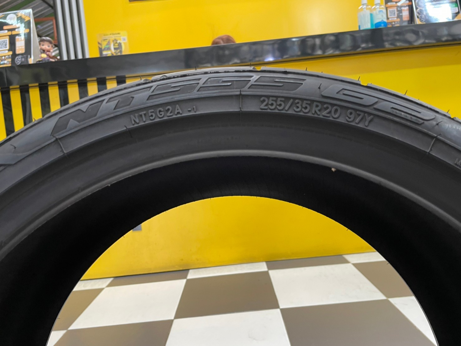255/35R20 NITTO NT555 G2 ยางปี20 จัดส่งฟรี จุ๊บลมใหม่ฟรี (1เส้น)