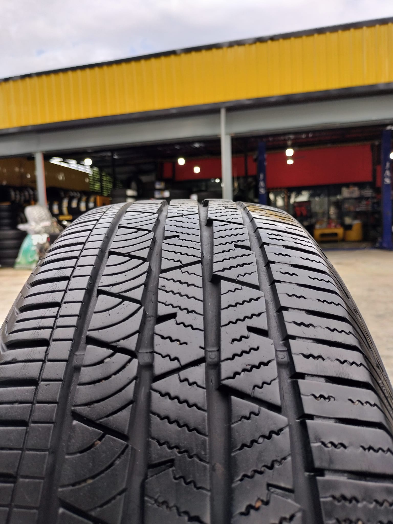ยางมือ2 สภาพดี ขอบ17" ยางยี่ห้อCONTINENTAL LX SPORT 225/65R17