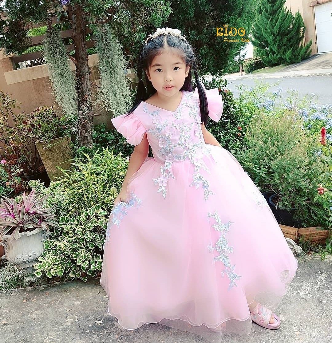 ชุดราตรีเด็ก(หน้าร้านอยู่รัชดา ลองได้ถ่ายรูปจากชุดจริง)W18106 สีชมพูมีแขนจีบกระโปรงยาว ประดับลูกไม้สีฟ้า