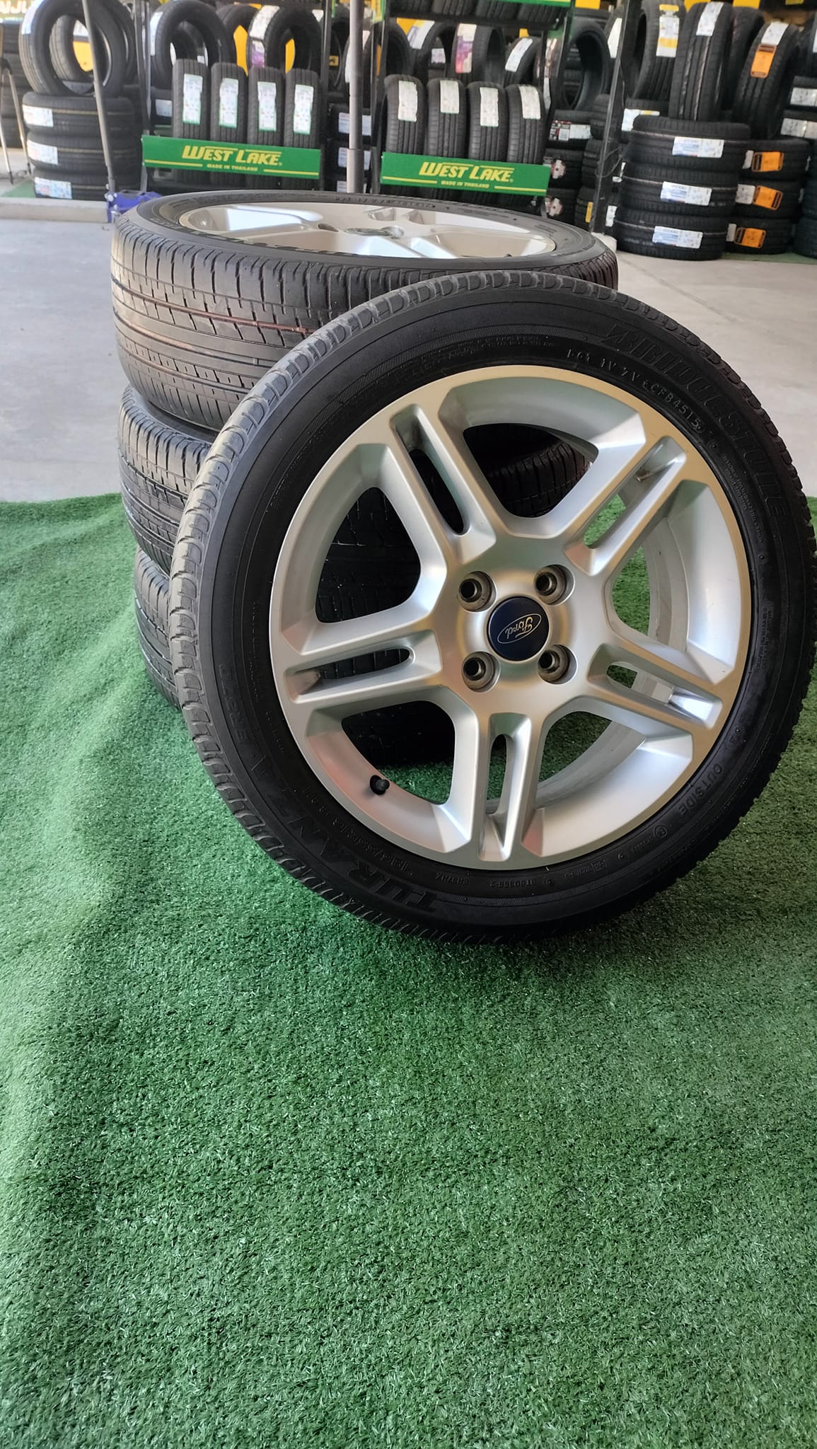 ล้อแม็กเดิมมือสอง FORD ER370ขอบ16" ขนาด4×100 พร้อมยางสภาพดียี่ห้อ BRIDGESTONE ER370 185/55R16