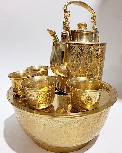 ชุดน้ำชากาทองเหลืองทรงกระบอก บนชามสูง เส้นผ่าศูนย์กลาง 8.5 นิ้ว