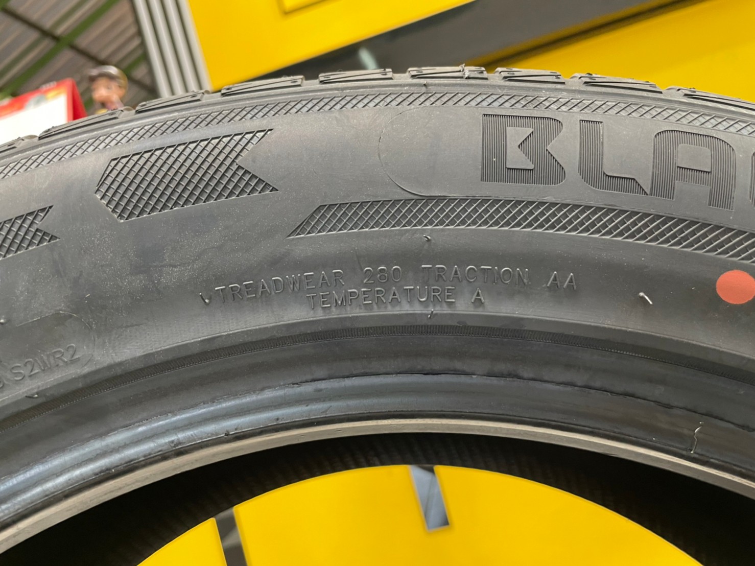 ยางใหม่คุณภาพดี BLACKHAWK 265/50R20 ยางสมรรถนะสูง