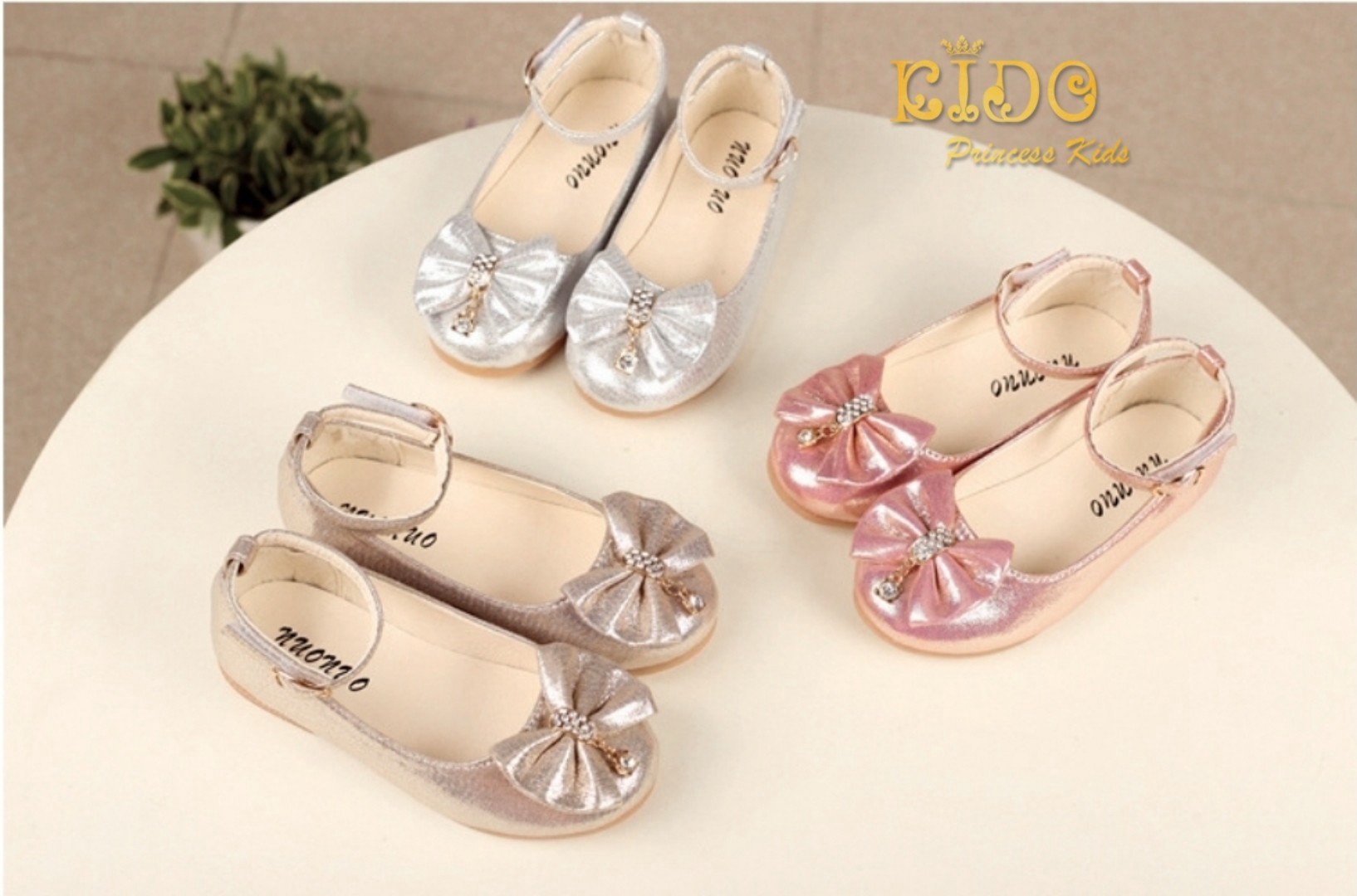 รองเท้าเด็ก(หน้าร้านอยู่รัชดา ลองได้)H170สีทอง ประดับโบว์มีสายรัด