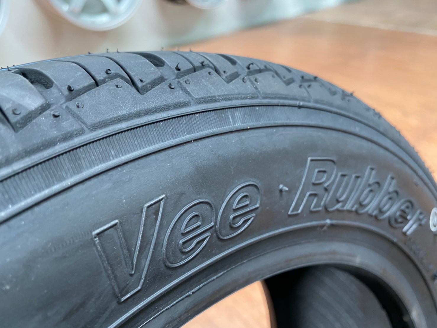 ยางใหม่ขอบ13 ยางแก้มเตี้ย Vee Ruber 195/50/R13 ยางใหม่ปี2020 สำหรับล้อผ่า ล้อหน้ากว้าง ล้อซิ่ง