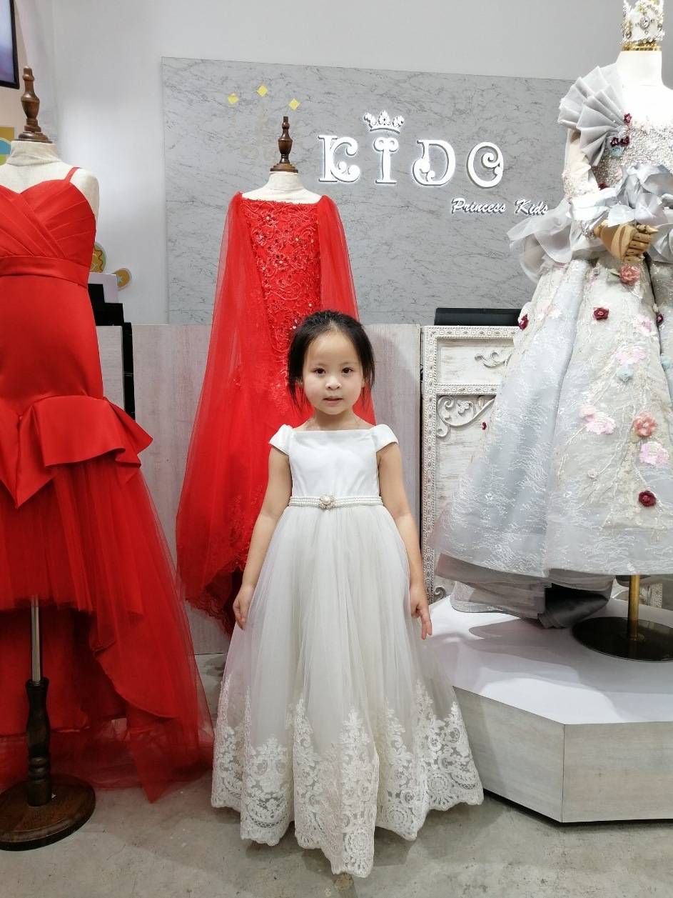 ชุดราตรีเด็ก(หน้าร้านอยู่รัชดา ลองได้ถ่ายรูปจากชุดจริง)F0100สีขาว ทรงยาว เปิดไหล่ ประดับมุกที่เอว ชายกระโปรงปักลูกไม้