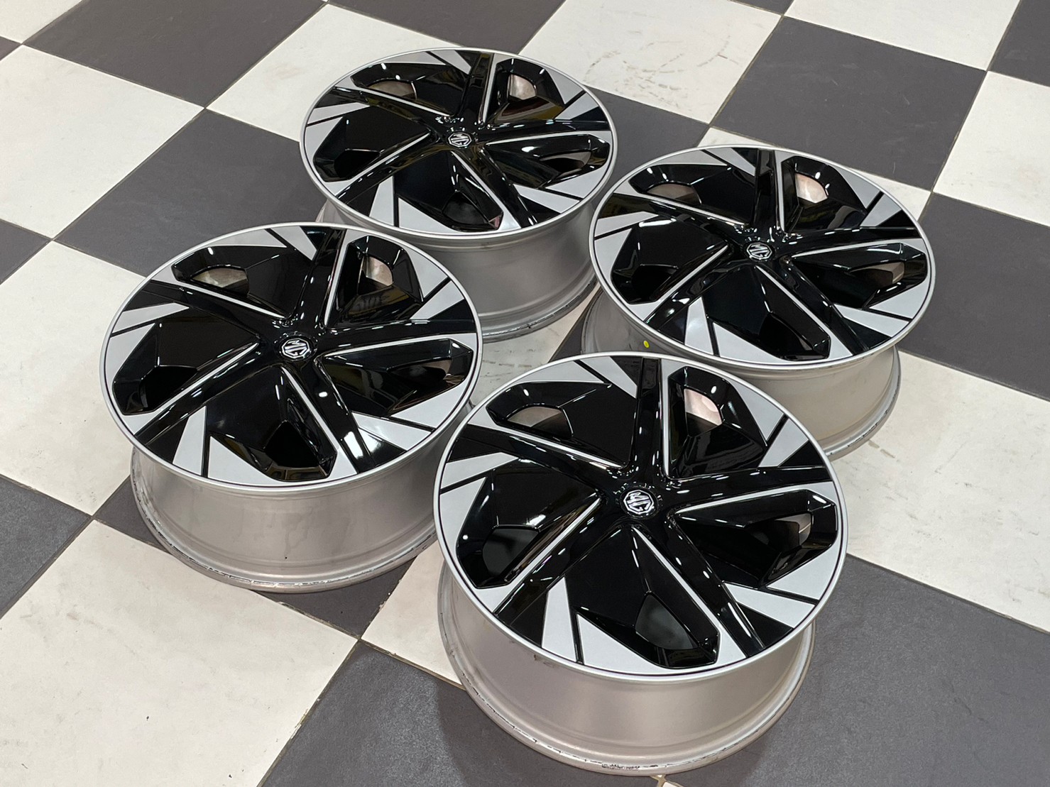 ล้อแม็กป้ายแดงติดรถไฟฟ้า MG4 สีซิลเวอร์พร้อมฝาตบสีดำเงาสวยๆ (4วง)