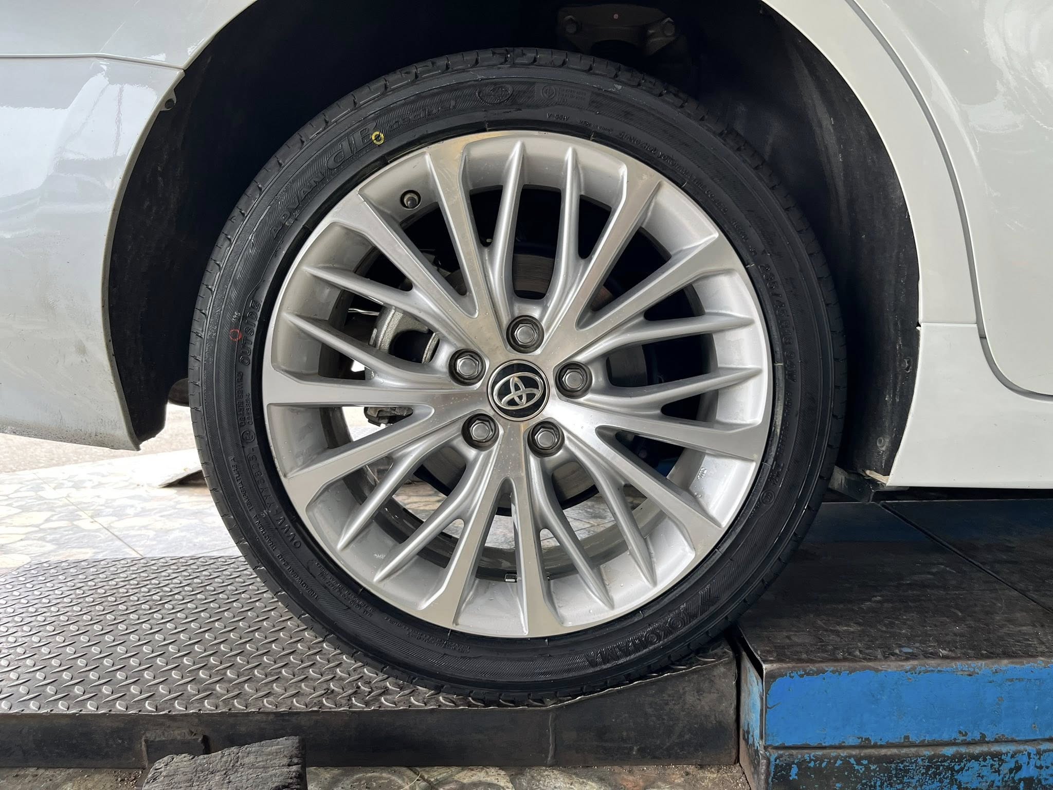 TOYOTA_CAMRY🚘เปลี่ยนยาง 🛞🐘#YOKOHAMA_V551V_235/45R18