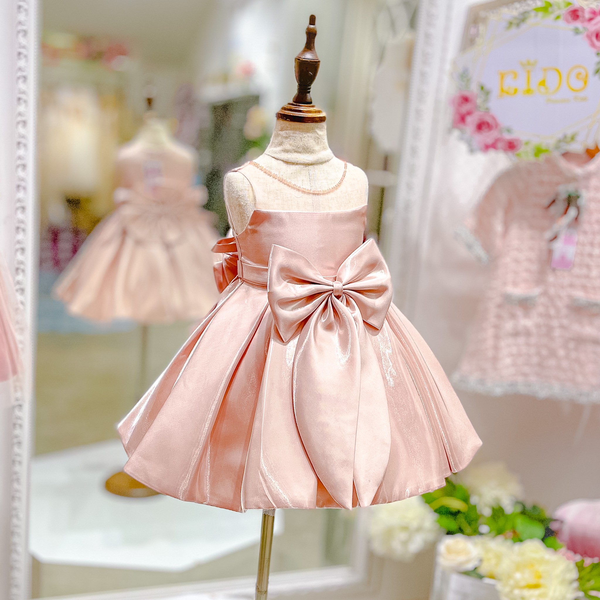 ชุดราตรีเด็ก(หน้าร้านอยู่รัชดา ลองได้ถ่ายรูปจากชุดจริง)B250สีชมพู เรียบๆแต่เอาอยู่ทุกงานค่า กระโปรงสั้น