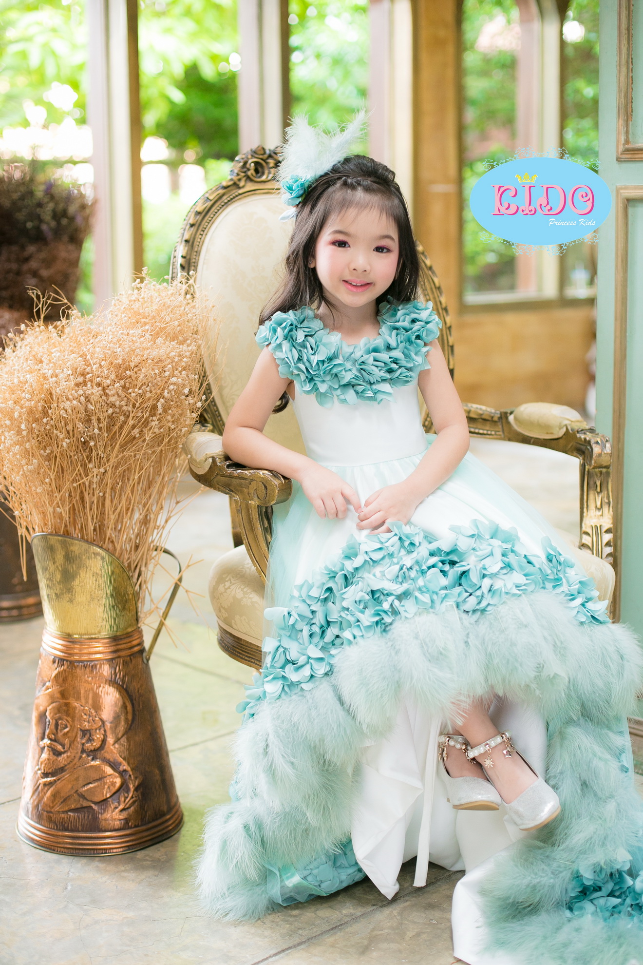 ชุดราตรีเด็ก *มีหน้าร้านอยู่รัชดา ลองได้ เปลี่ยนได้ ถ่ายรูปเองจากสินค้าจริง*ชุดออกงานเด็ก ชุุดกระโปรงหน้าสั้นหลังยาว ชายหลังยาวลากพื้น ตกแต่งชุดด้วยขนนกและดอกไม้