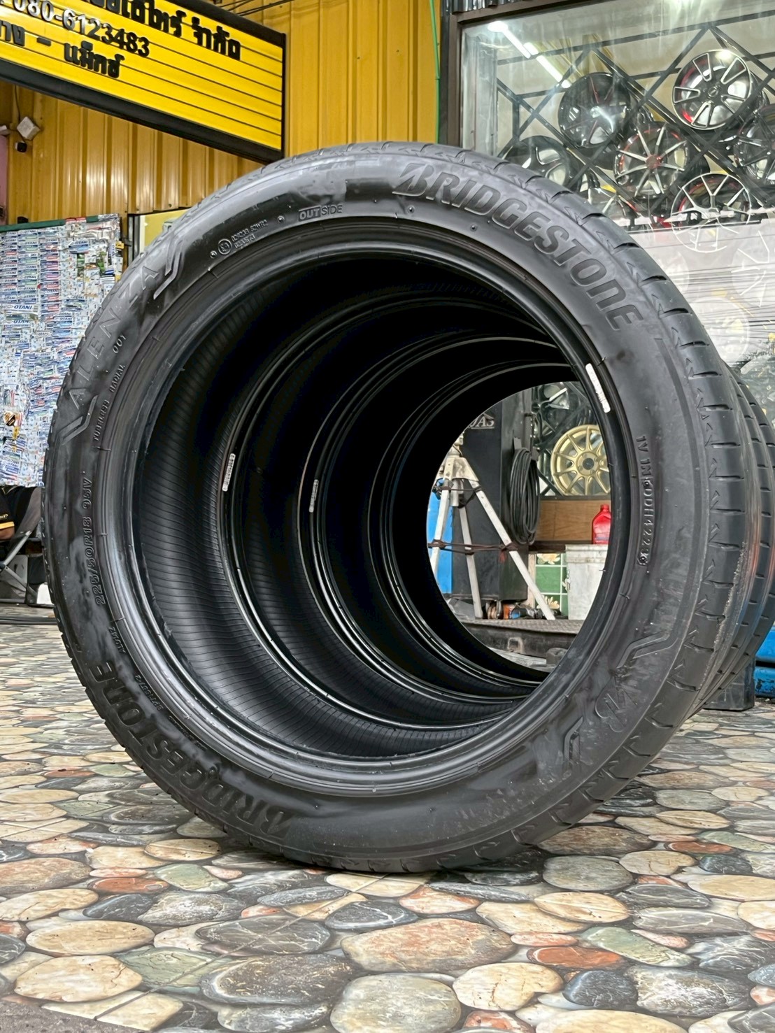 ยางมือสองBRIDGESTONE Alenza001 225/50R18 ยางปี23 สภาพสวยพร้อมใช้งาน
