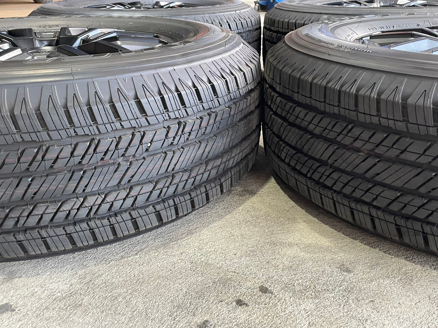 ล้อแม็กป้ายแดง FORD RANGER XLS ขอบ17 พร้อมยาง BRIDGESTONE 255/70R17 ยางปลายปี24 ล้อถอดจากศูนย์ยังไม่ลงพื้น ราคาพิเศษเพียงชุดละ18900บาท