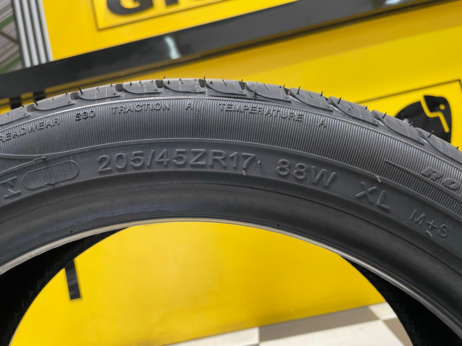205/45R17 ยางใหม่ดีสโตน Deestone CARRERAS R702 ยางใหม่ปี2022