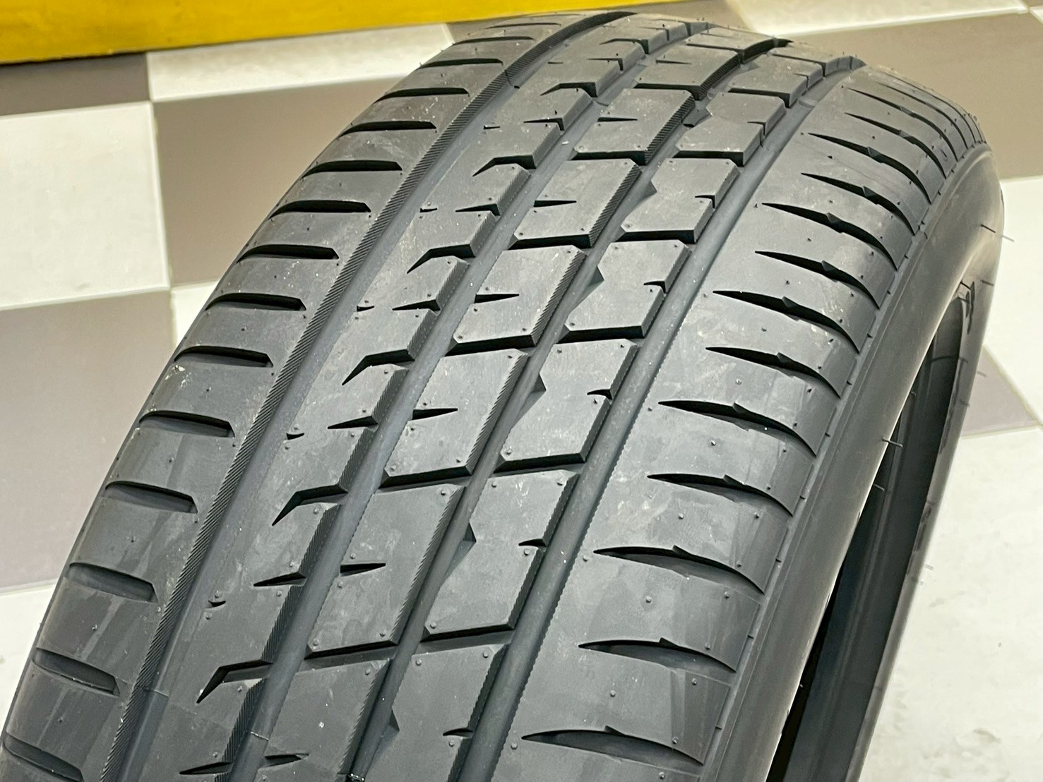 ยาง Lenso D1CS ขนาด 225/55R18 เป็นยางสปอร์ตสำหรับรถเก๋งที่เน้นความนุ่มเงียบและการเกาะถนนดีเยี่ยม ยางใหม่ปี2025 🛞