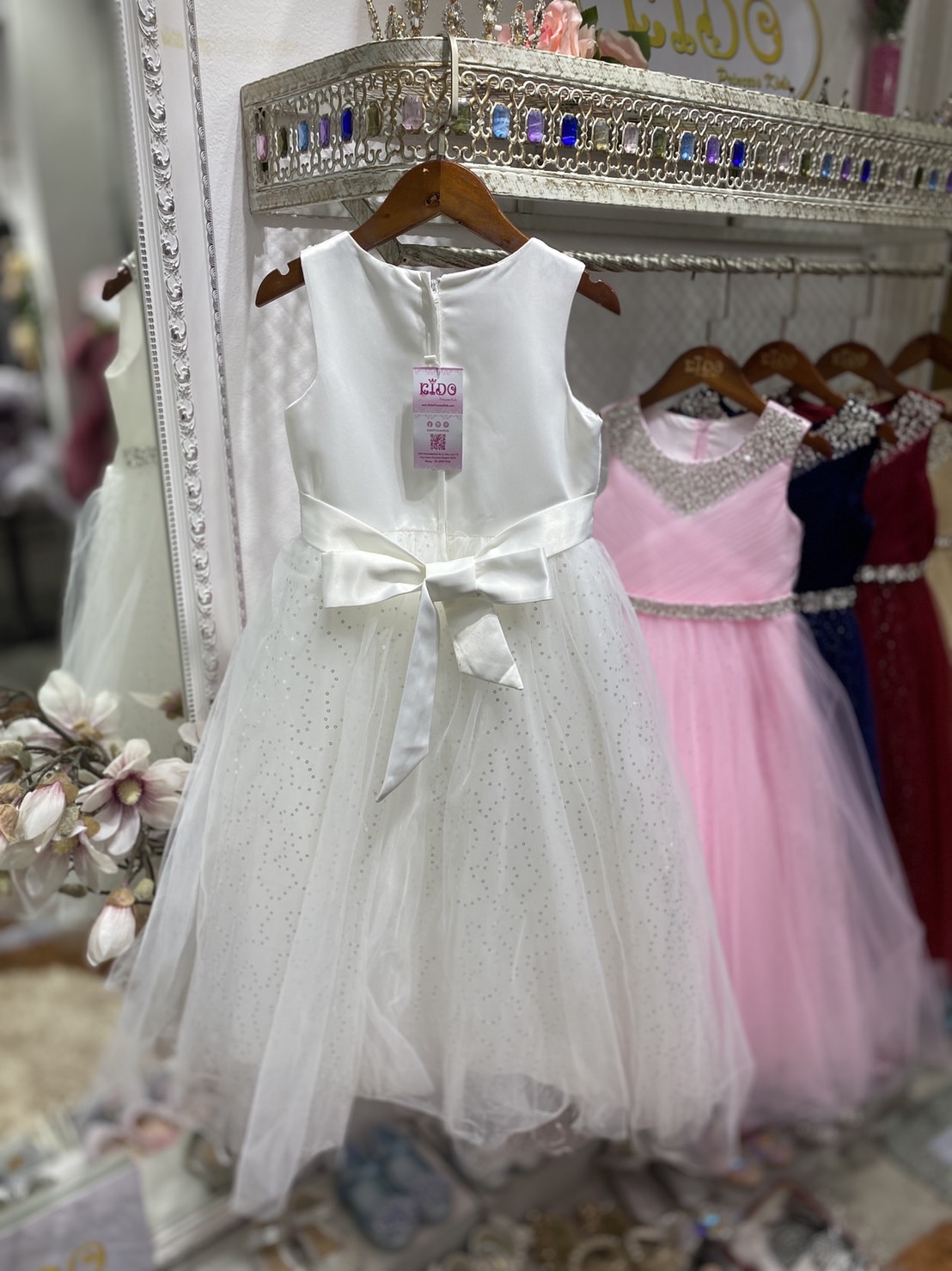 ssชุดราตรีเด็ก(หน้าร้านอยู่รัชดา ลองได้ถ่ายรูปจากชุดจริง)A214สีทอง สีขาว สีชมพู สีแดง สีน้ำเงิน สีฟ้าอกแต่งจีบไหว้เอวปัดเกล็ด กระโปรงยาวสุดหรูหราไฮโซมากๆเลย เดรสออกงานเด็ก