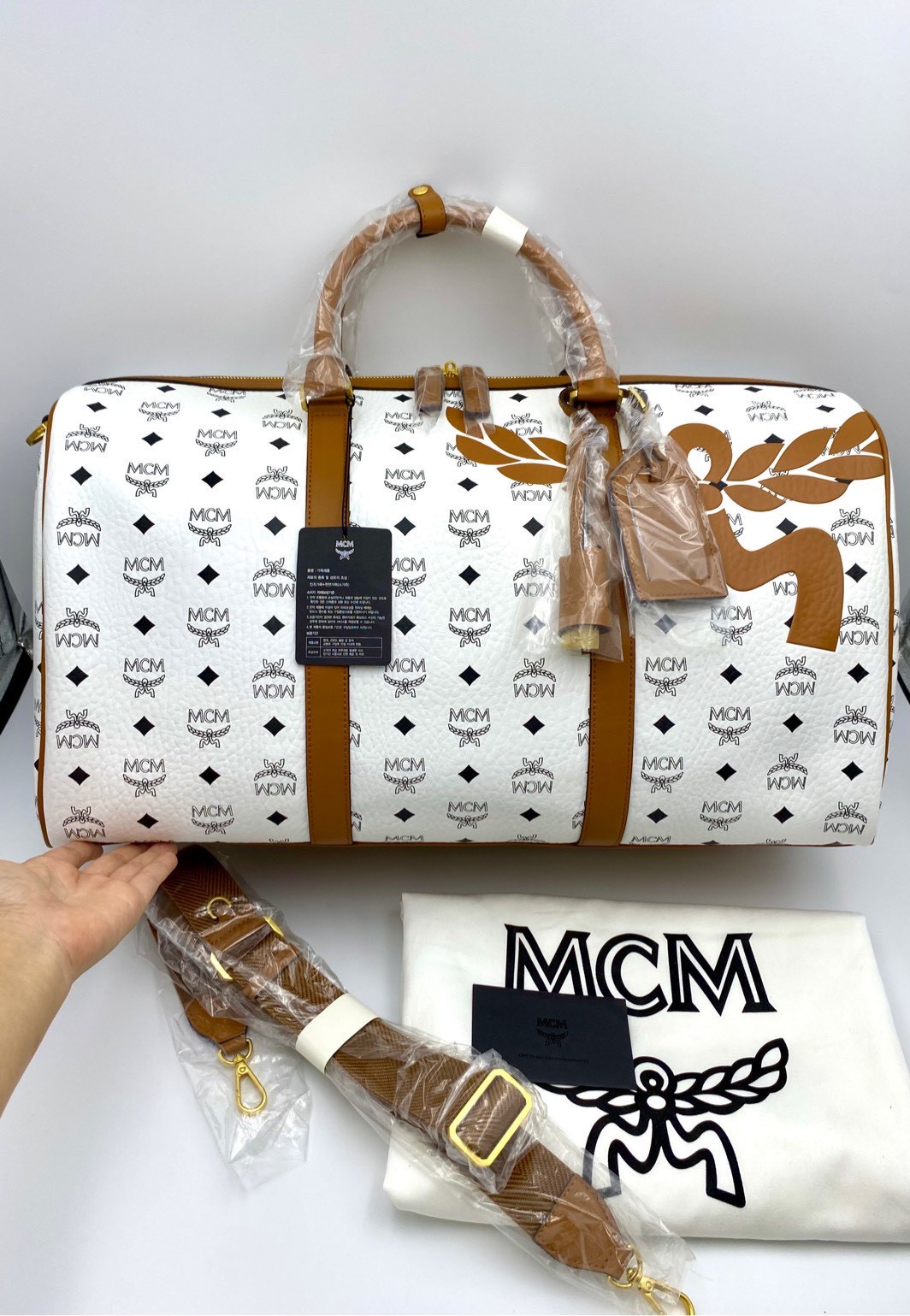 กระเป๋าเดินทางMCM Large Ottomar Weekender Bag in Mega Laurel Visetos สีขาว