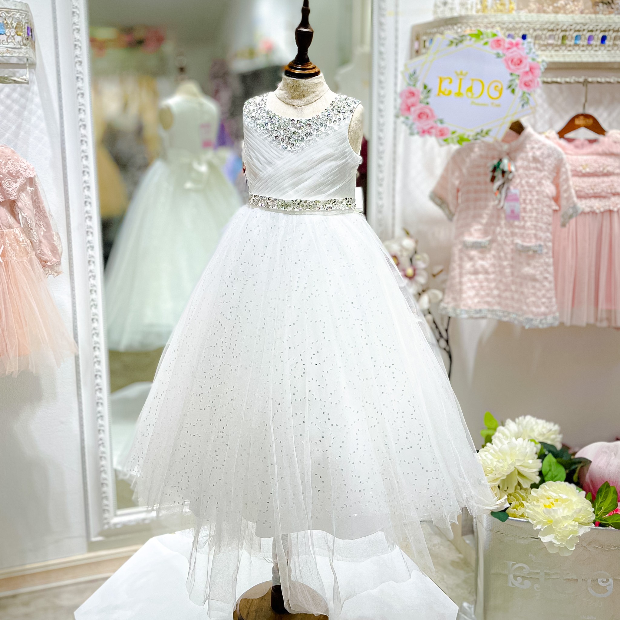 ssชุดราตรีเด็ก(หน้าร้านอยู่รัชดา ลองได้ถ่ายรูปจากชุดจริง)A214สีทอง สีขาว สีชมพู สีแดง สีน้ำเงิน สีฟ้าอกแต่งจีบไหว้เอวปัดเกล็ด กระโปรงยาวสุดหรูหราไฮโซมากๆเลย เดรสออกงานเด็ก