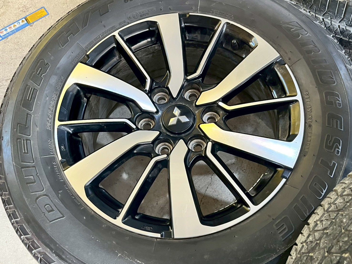 ล้อแม็กซ์เดิม Mitsubishi pajaro Sport พร้อมยางBrisgestone 265/60R18 ล้อสวยพร้อมดีพร้อมใช้งาน